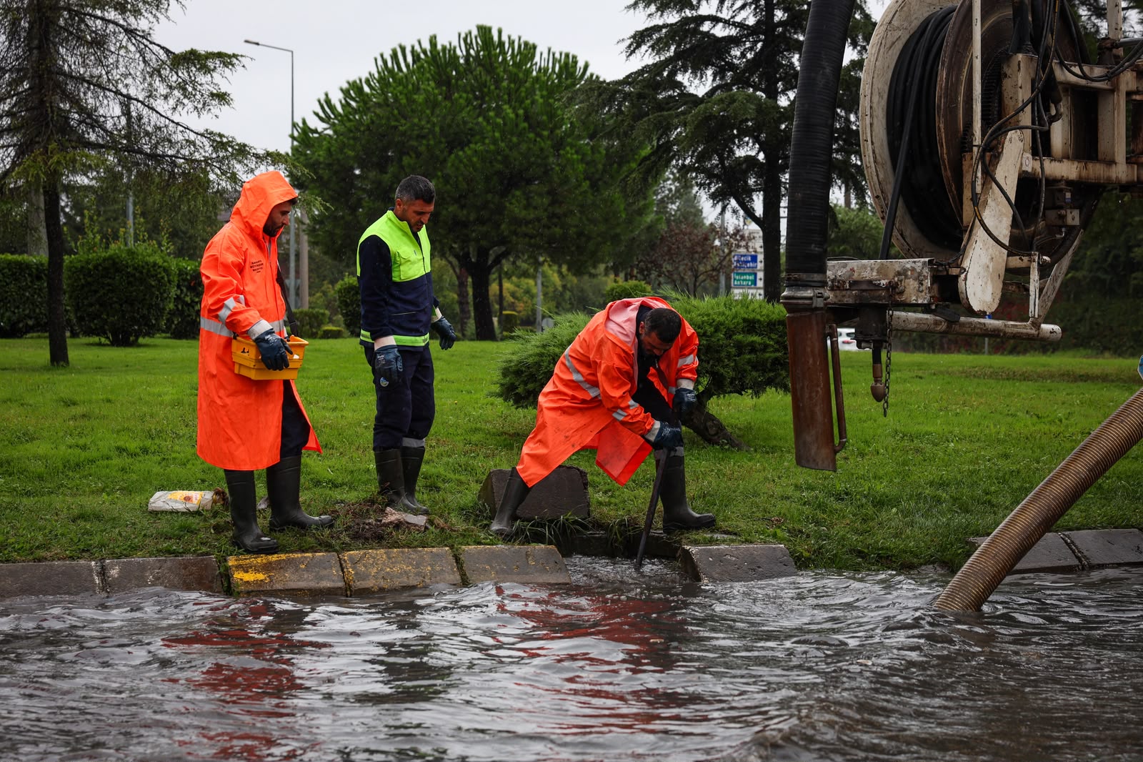 Yusuf Alemdar son durumu AKOM’da paylaştı: “30 saattir sahada kararlılıkla ve aralıksız çalışıyoruz” 