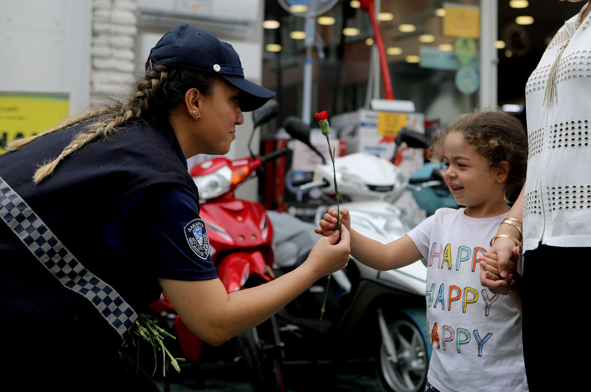 Zabıta Haftası’nda vatandaşa ve esnafa karanfil