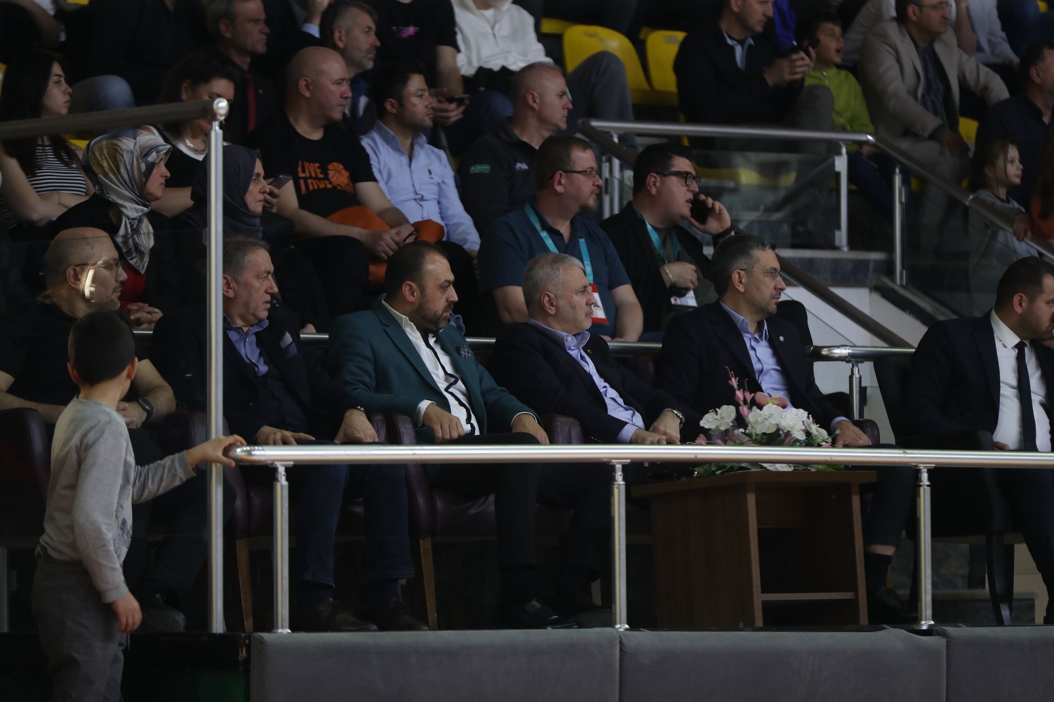 Büyükşehir basketbol taraftarı önünde turu geçti: 81-71