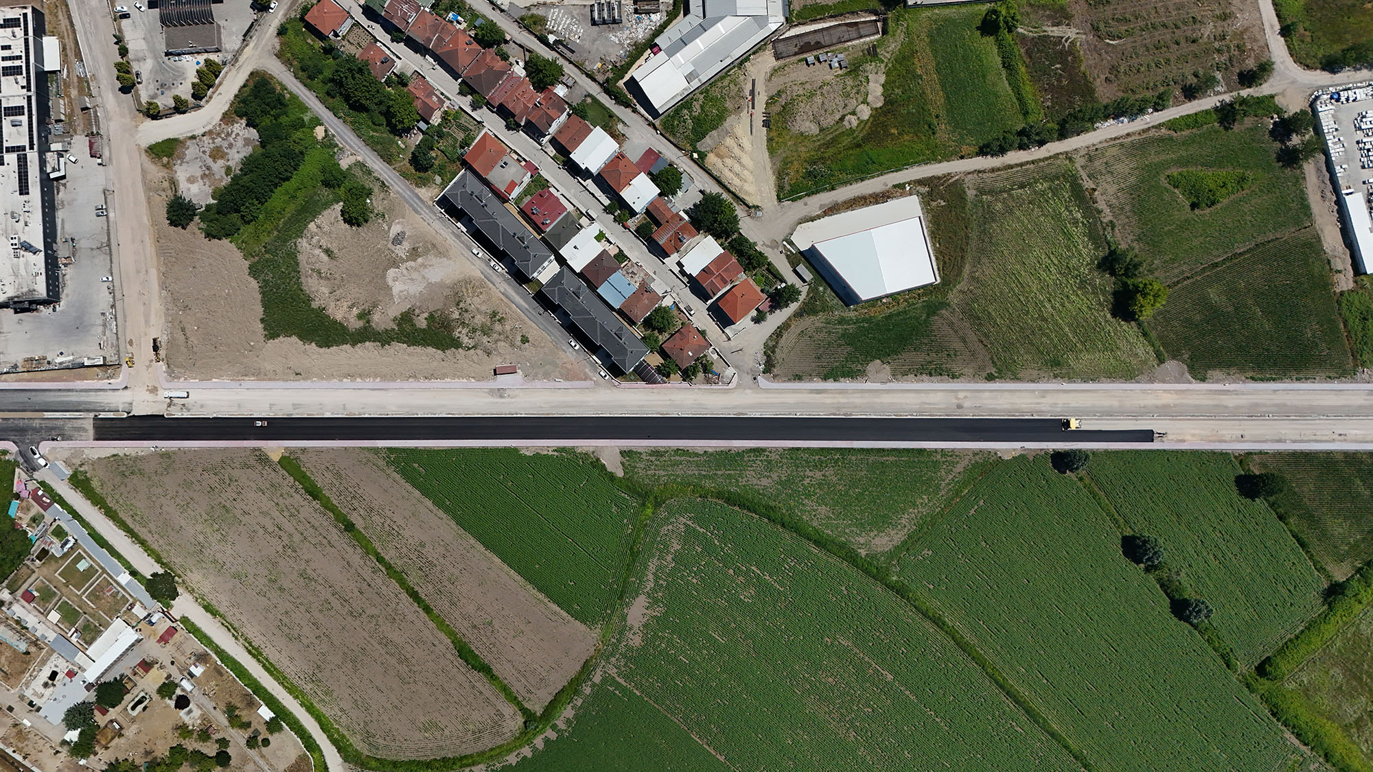 Büyükşehir Yazlık Kavşağı’nın trafik yükünü alacak duble yolda asfalt çalışmasına başladı