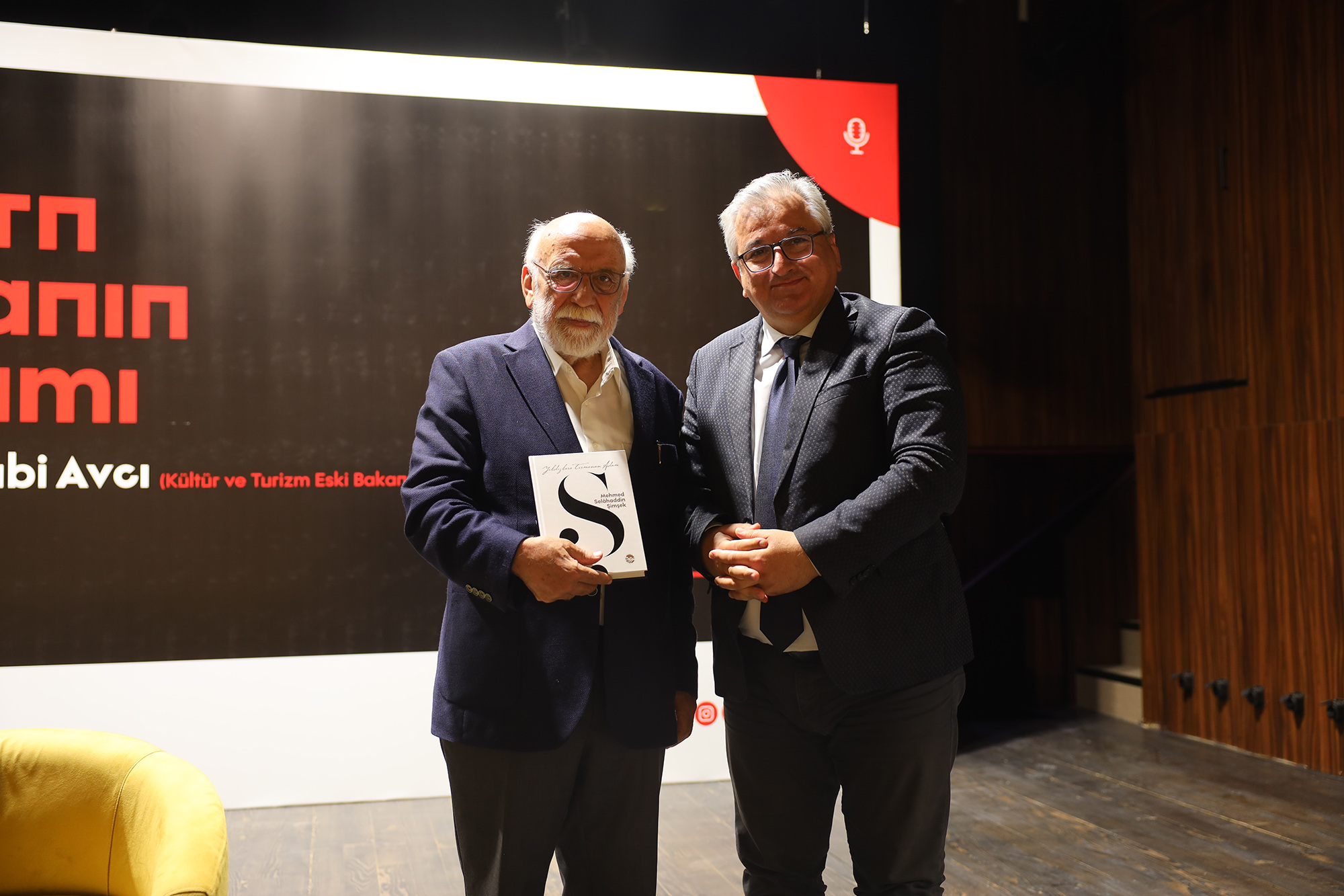 Prof. Dr. Nabi Avcı AKM’de konuştu: “Modern dünyanın bunalımını insan merkezli bakış aşar”