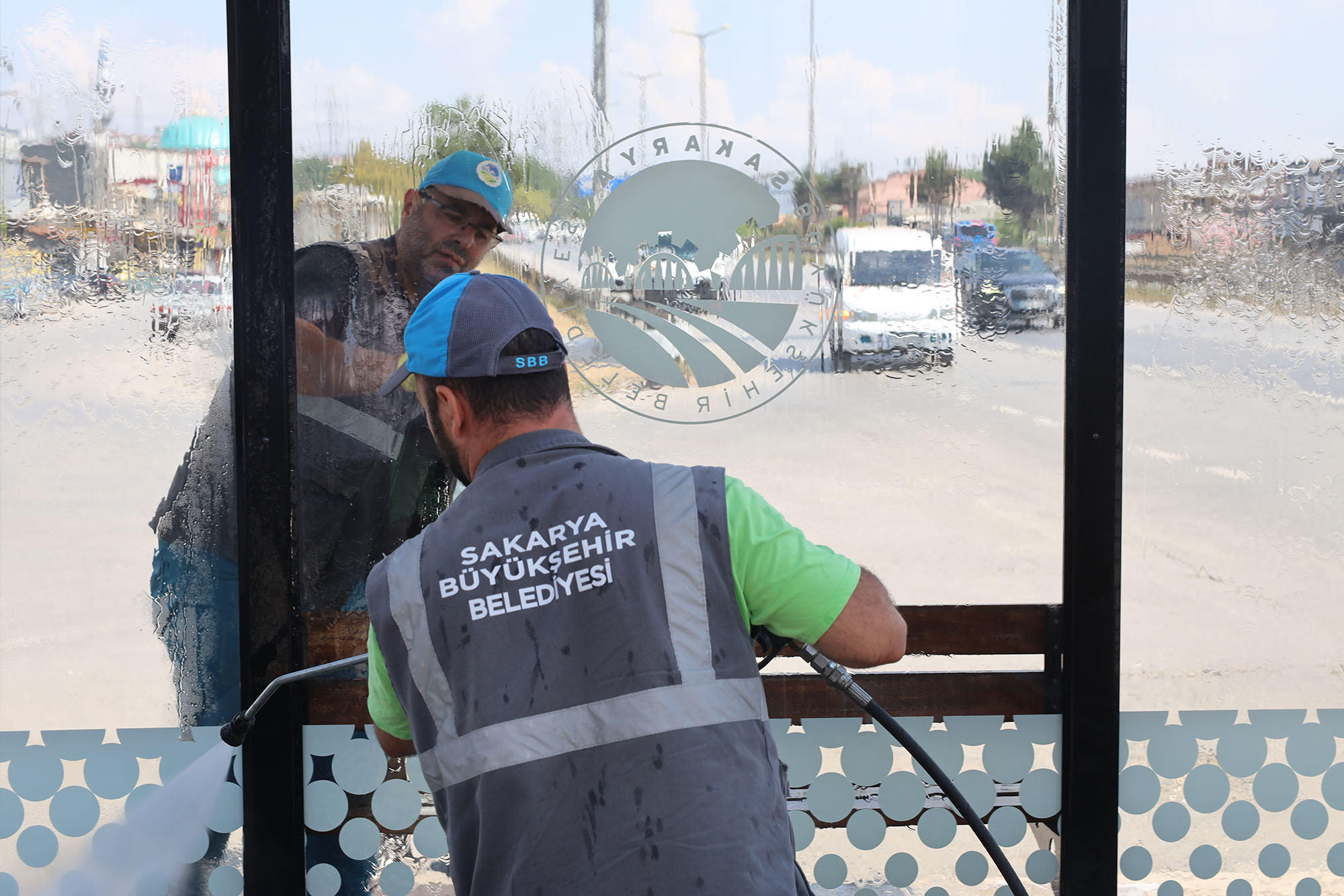 Büyükşehir ekipleri 16 ilçede durakları tek tek temizliyor