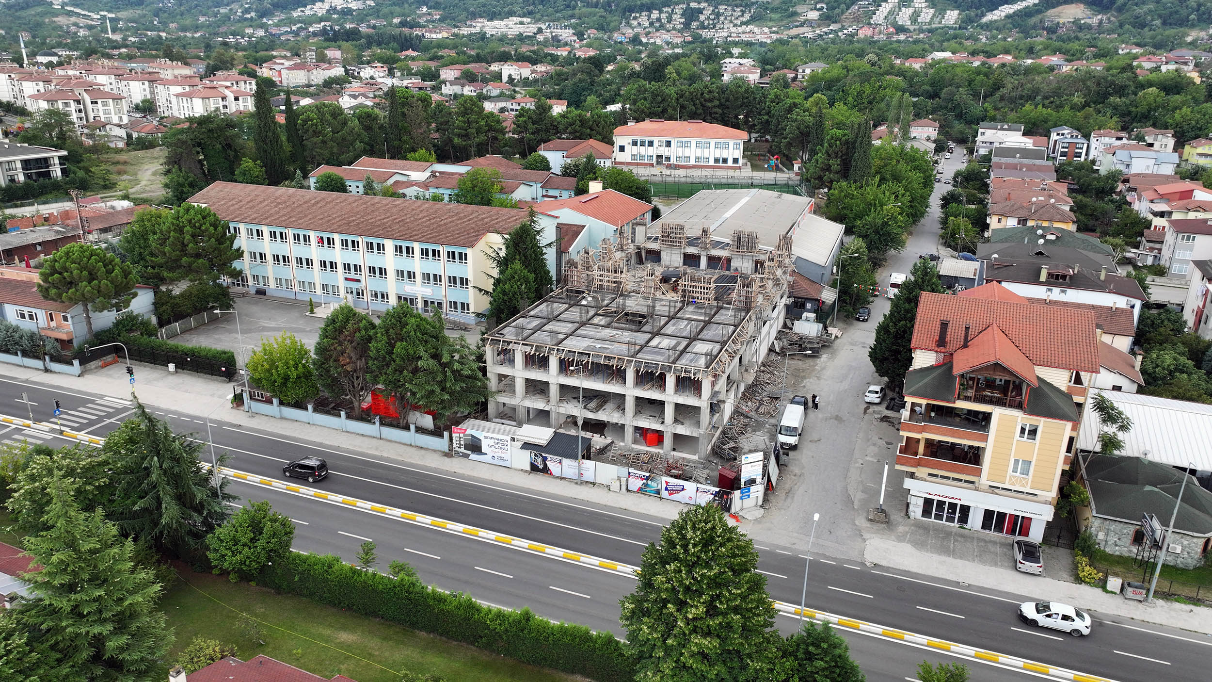 Sapanca Meydanı ve spor salonu projeleri hızla ilerliyor