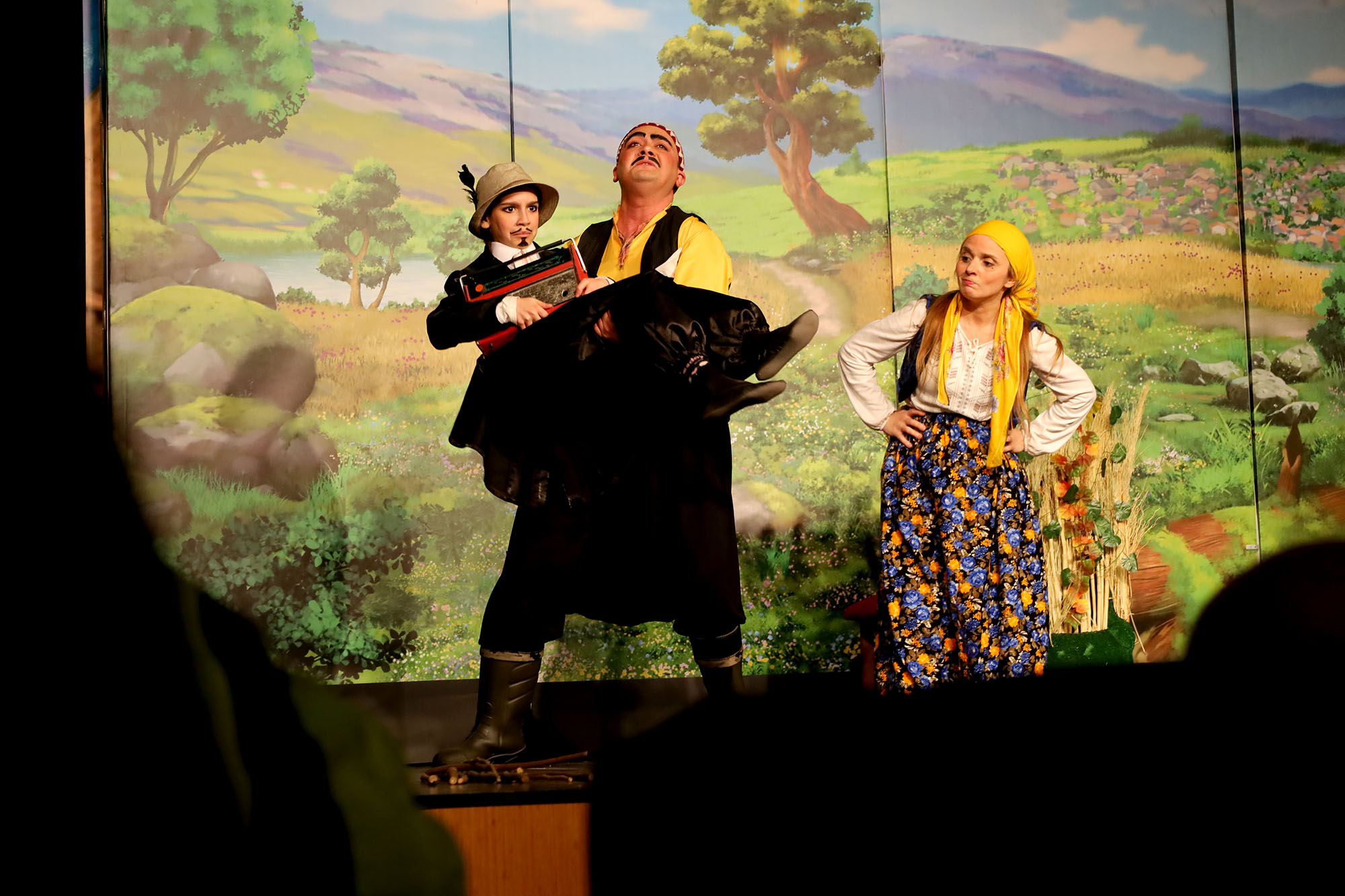 “Zoraki Takip” AKM’de kahkahalarla geçti