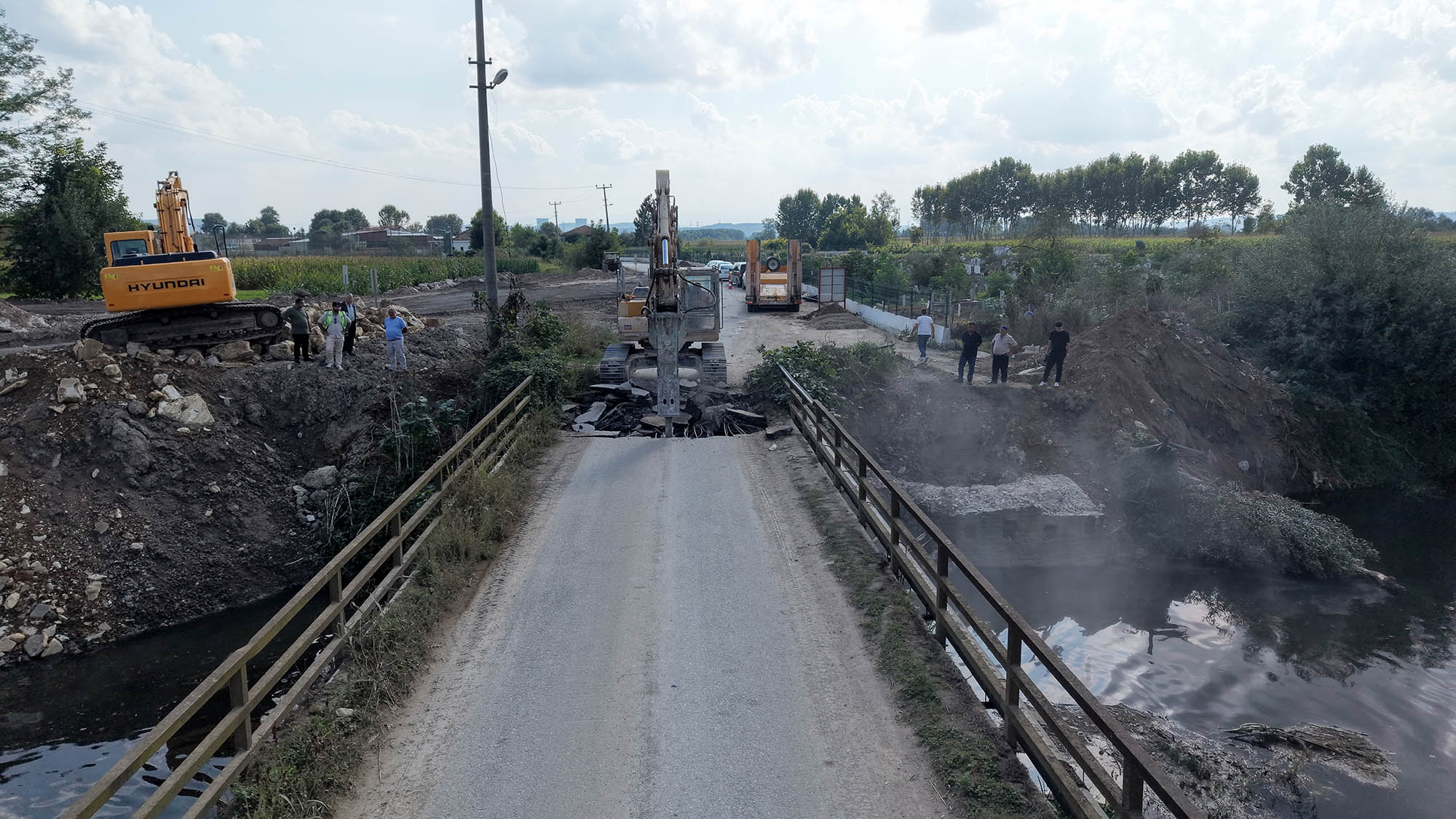 Söğütlü Beşdeğirmen köprüsünde yenileme işlemleri yıkım ile başladı