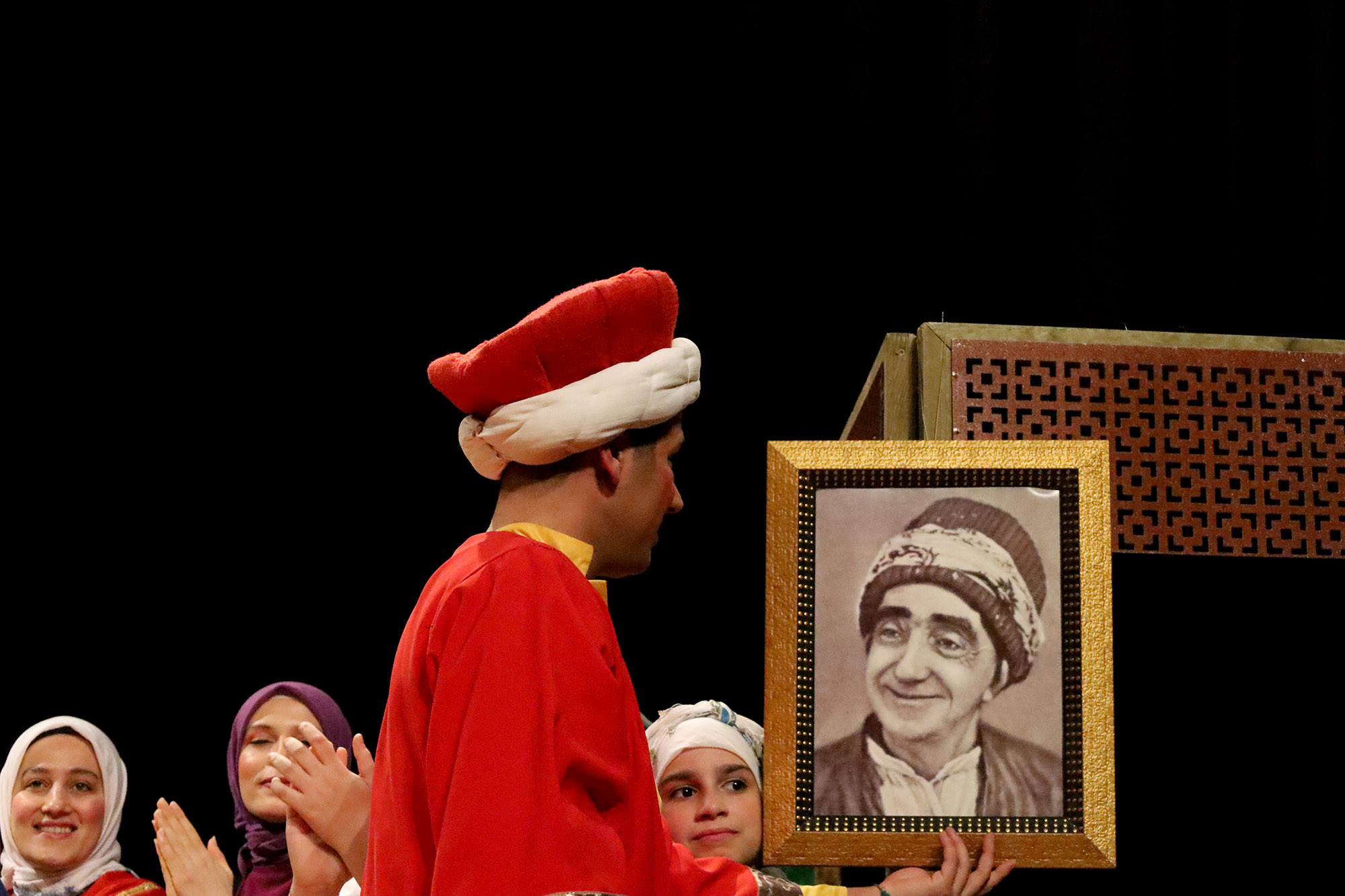 Genç tiyatrocuların sahnesi büyük beğeni topladı