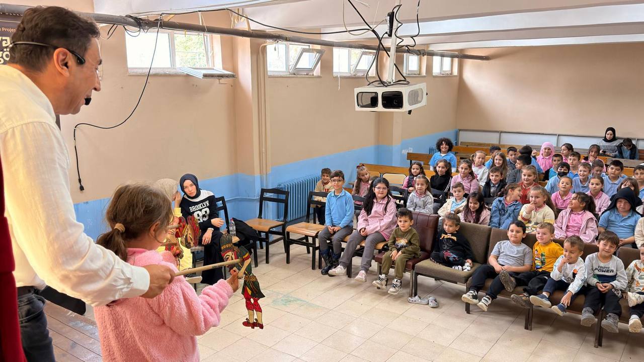 Minik öğrenciler “Bir Hikaye Bin Neşe” programıyla doyasıya eğlendi