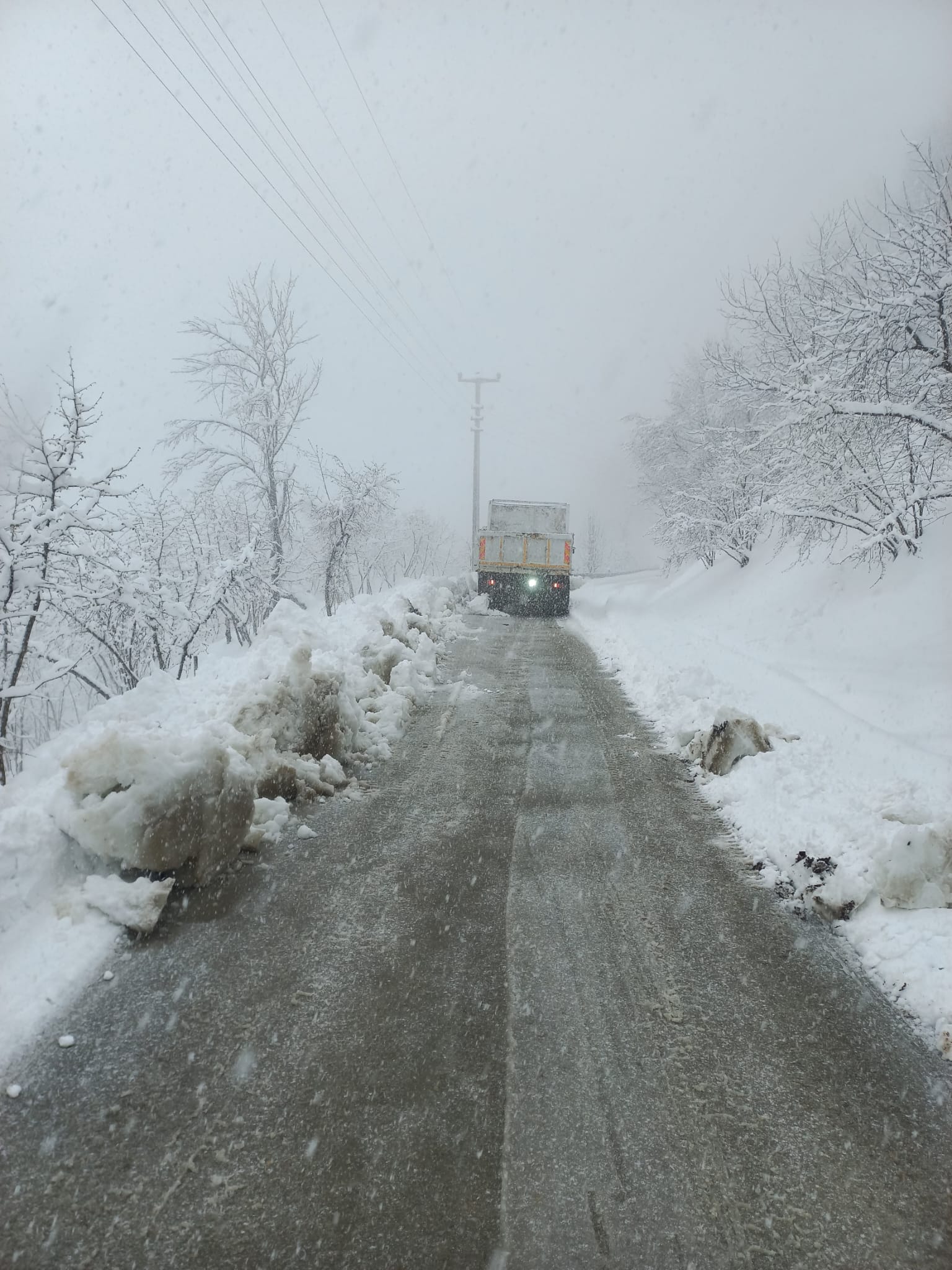 Büyükşehir yoğun kar alan grup yollarını açıyor