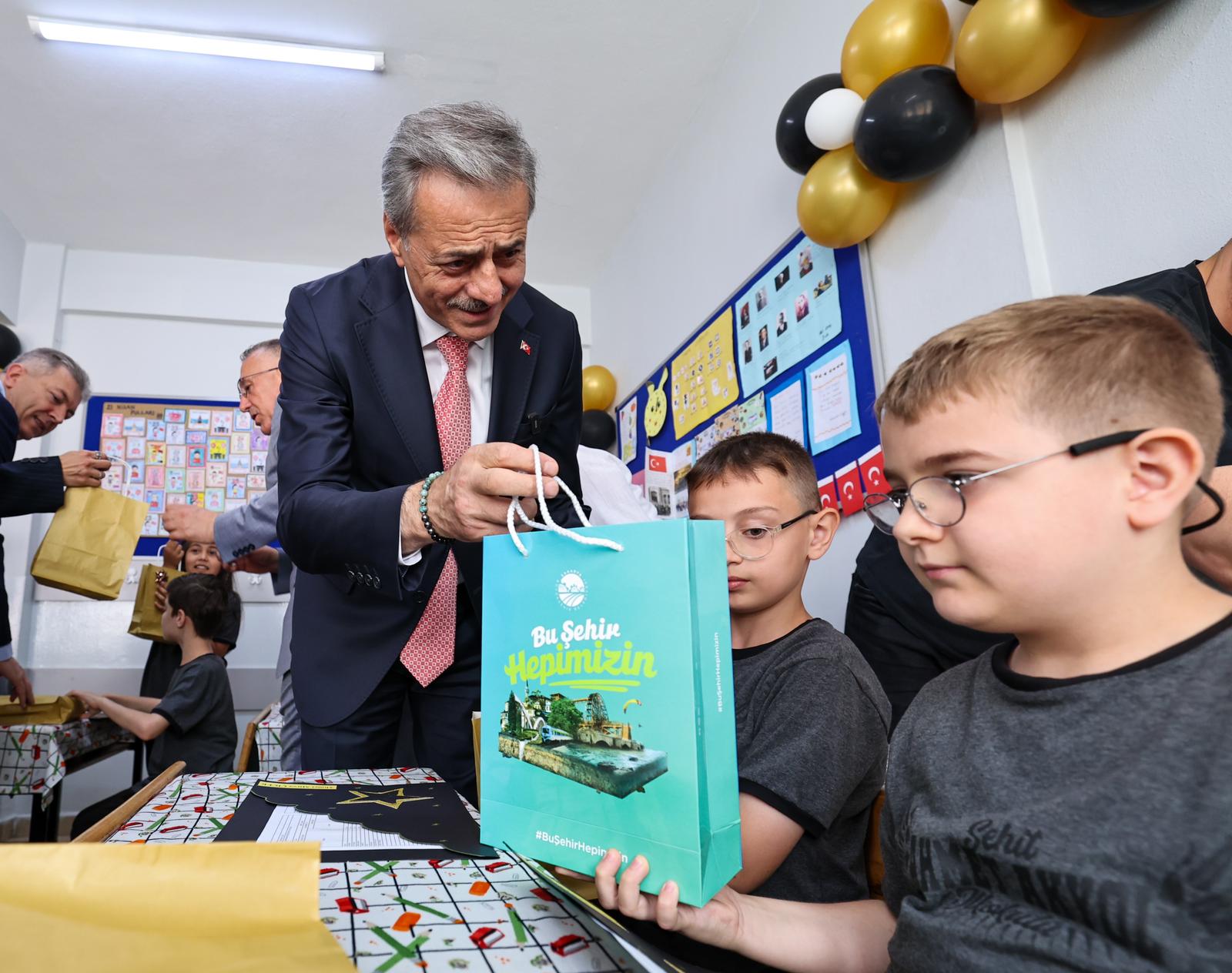 Yusuf Alemdar miniklerin karne heyecanına ortak oldu: “Geleceğin güçlü Türkiye’si için en büyük hazinemizsiniz”