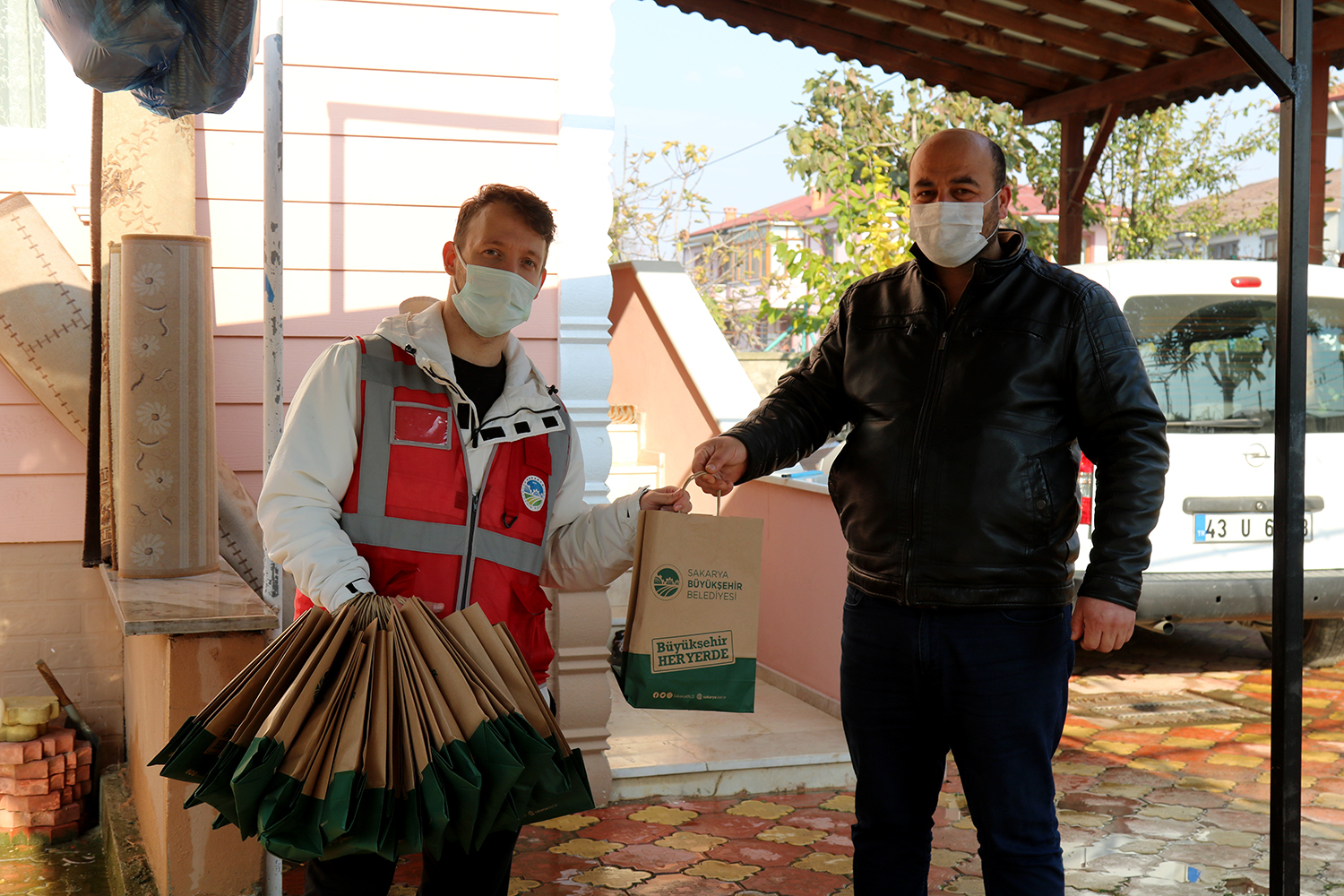 Maske ve dezenfektan dağıtımı Akyazı’da devam ediyor