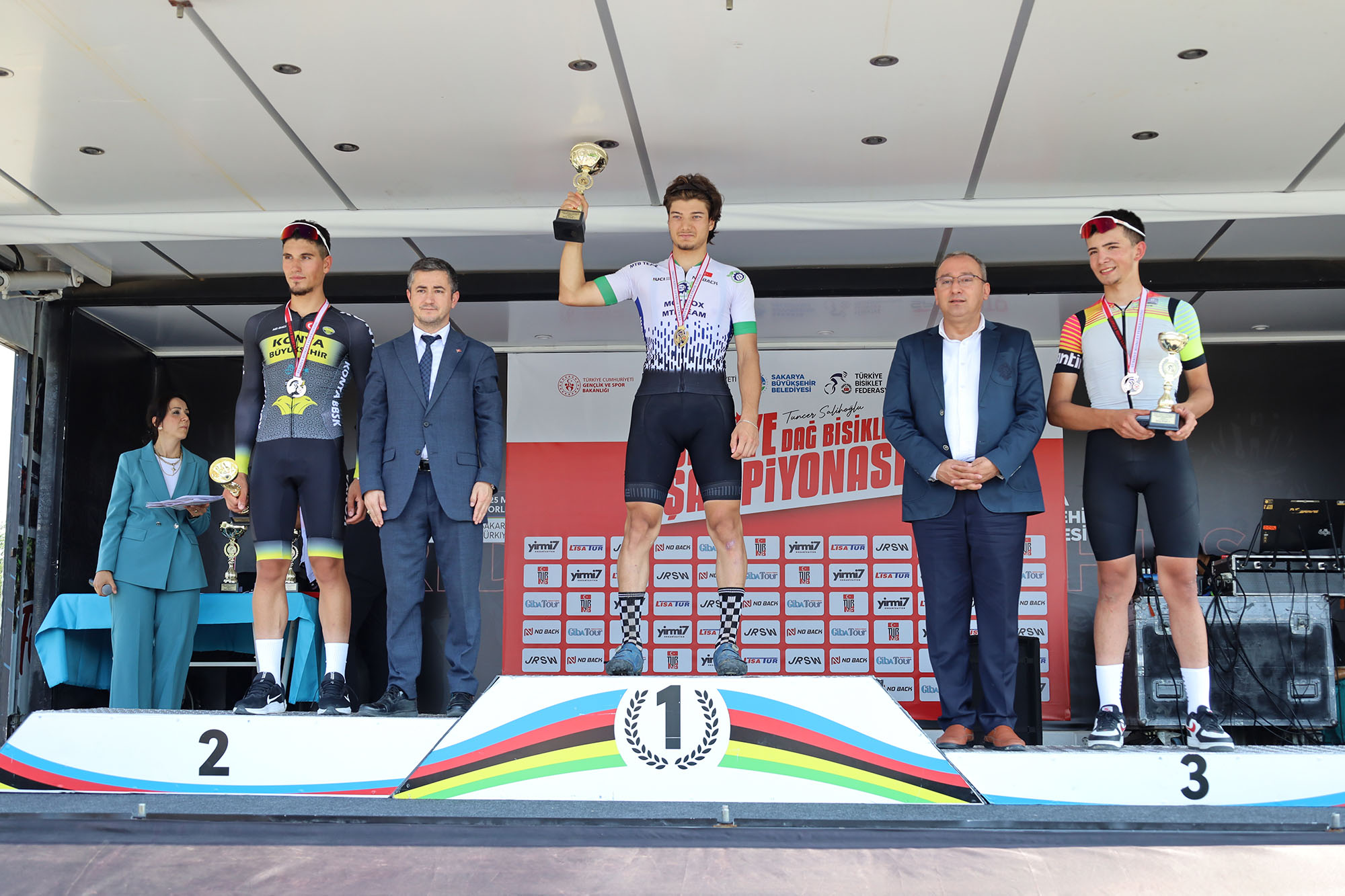 Sakarya'da nefes kesen şampiyona; Genç pedallar zirve için yarıştı
