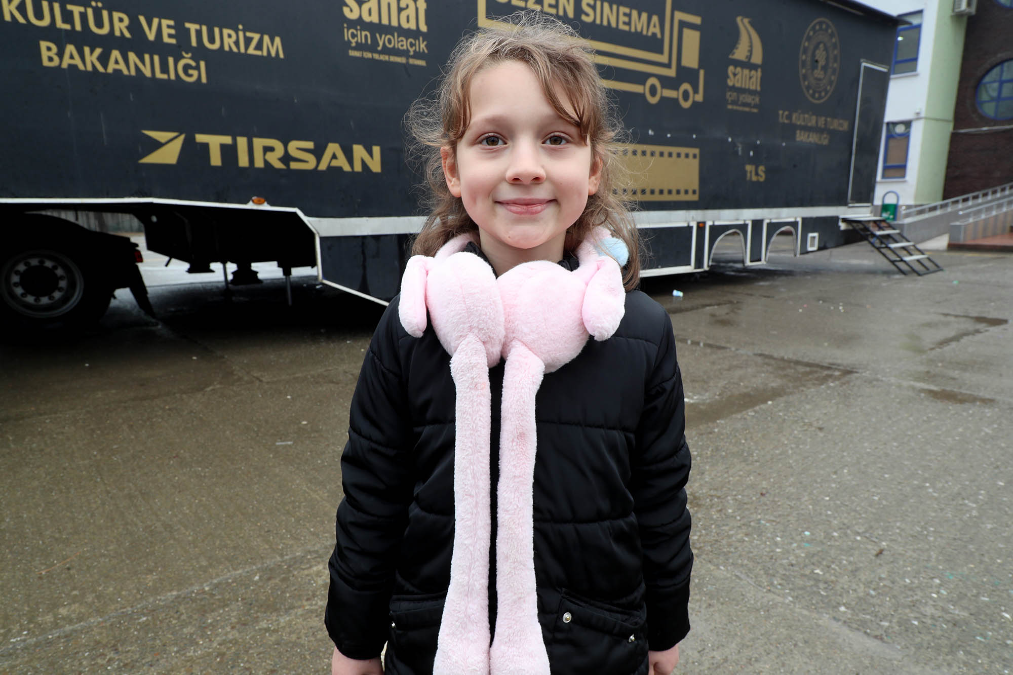 Tır geziyor, minikler sinemayla buluşuyor: Beyaz perde bu kez Paris İlkokulu’na taşındı