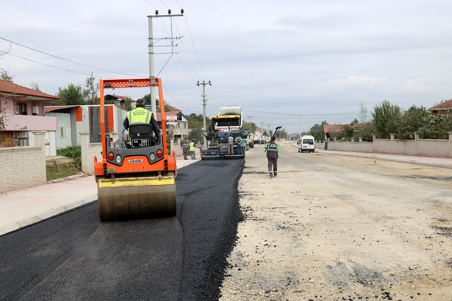 Büyükşehir sıcak asfalt çalışmalarına Karapürçek’te devam ediyor