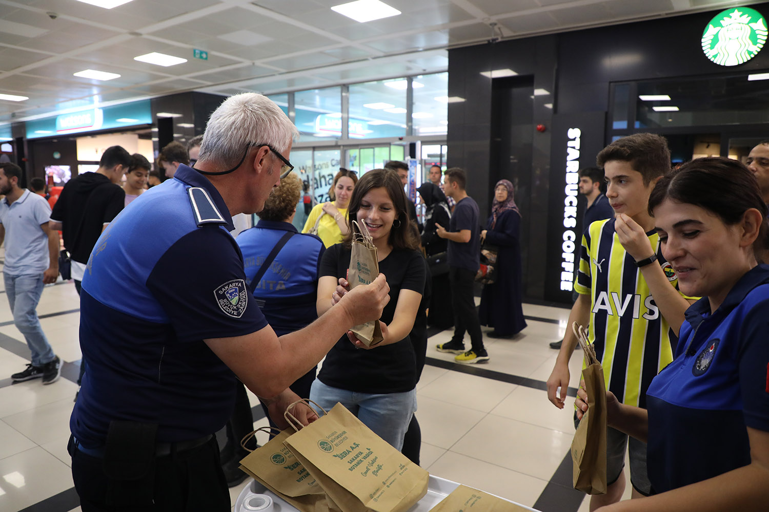 Zabıta teşkilatından esnaf ve vatandaşlara jest