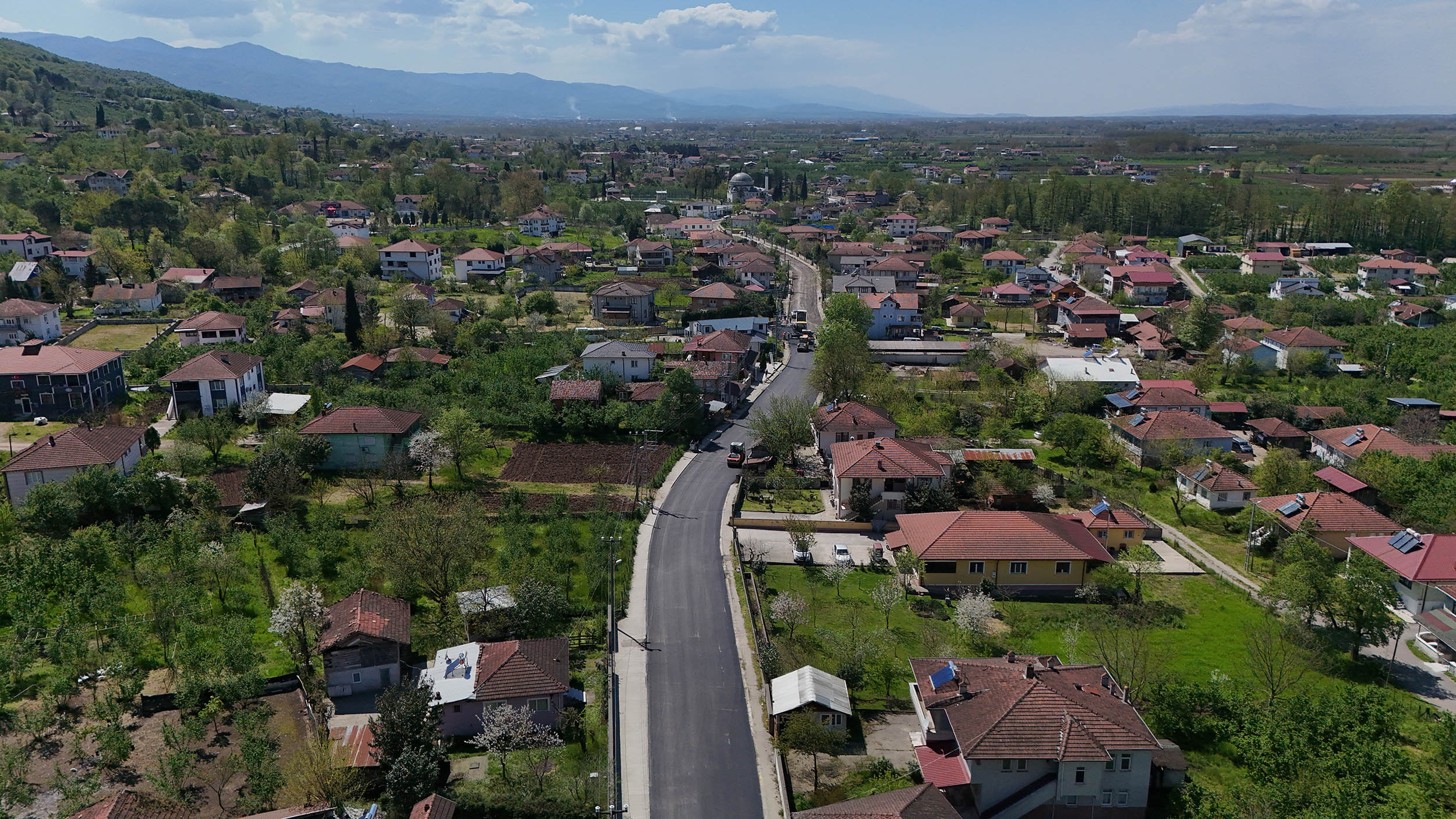Büyükşehir asfalt sezonunu Akyazı’da açtı: 3 mahalleyi kapsayan 8 kilometrelik yol sıcak asfaltta buluşuyor