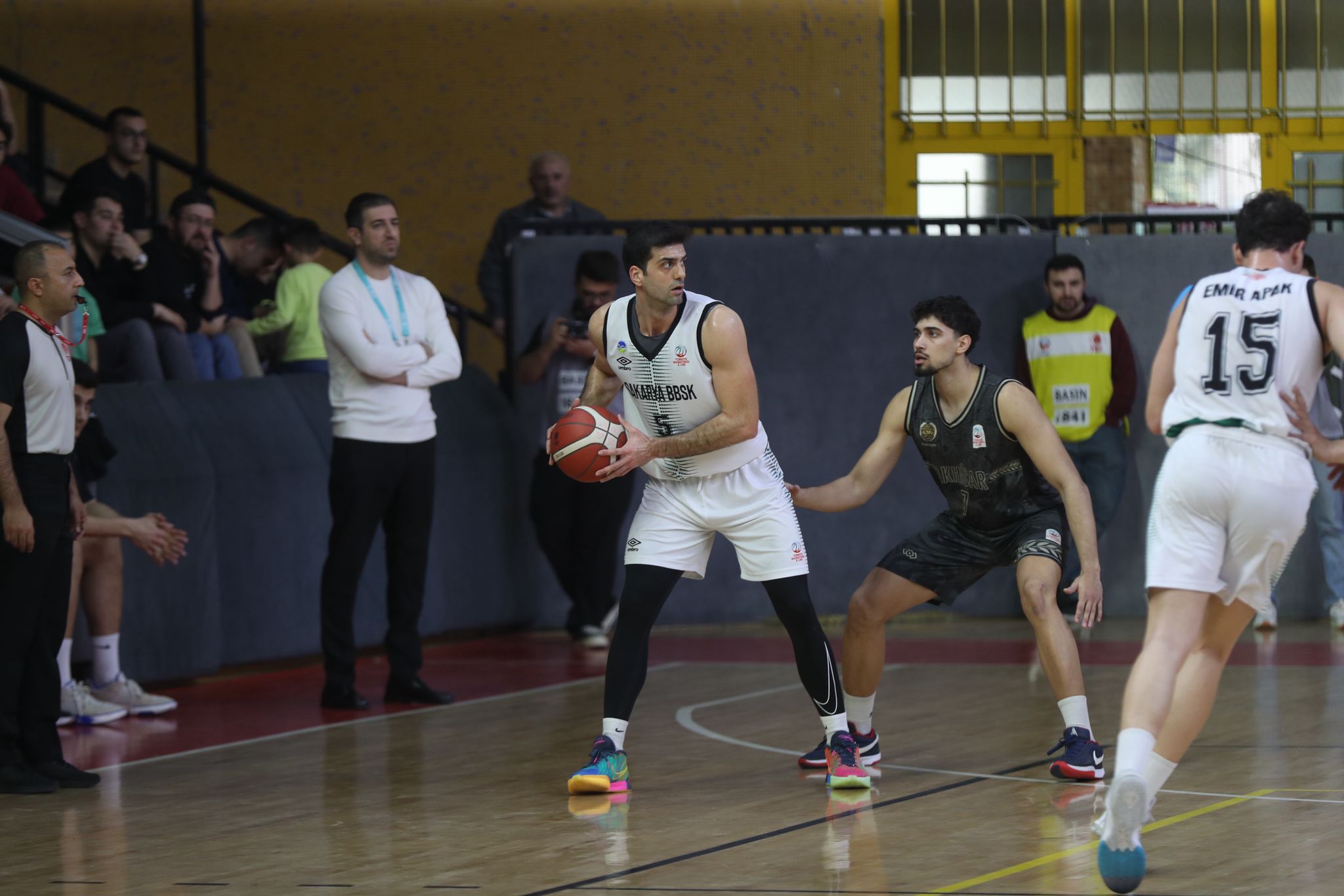 Büyükşehir basketbol taraftarı önünde turu geçti: 81-71