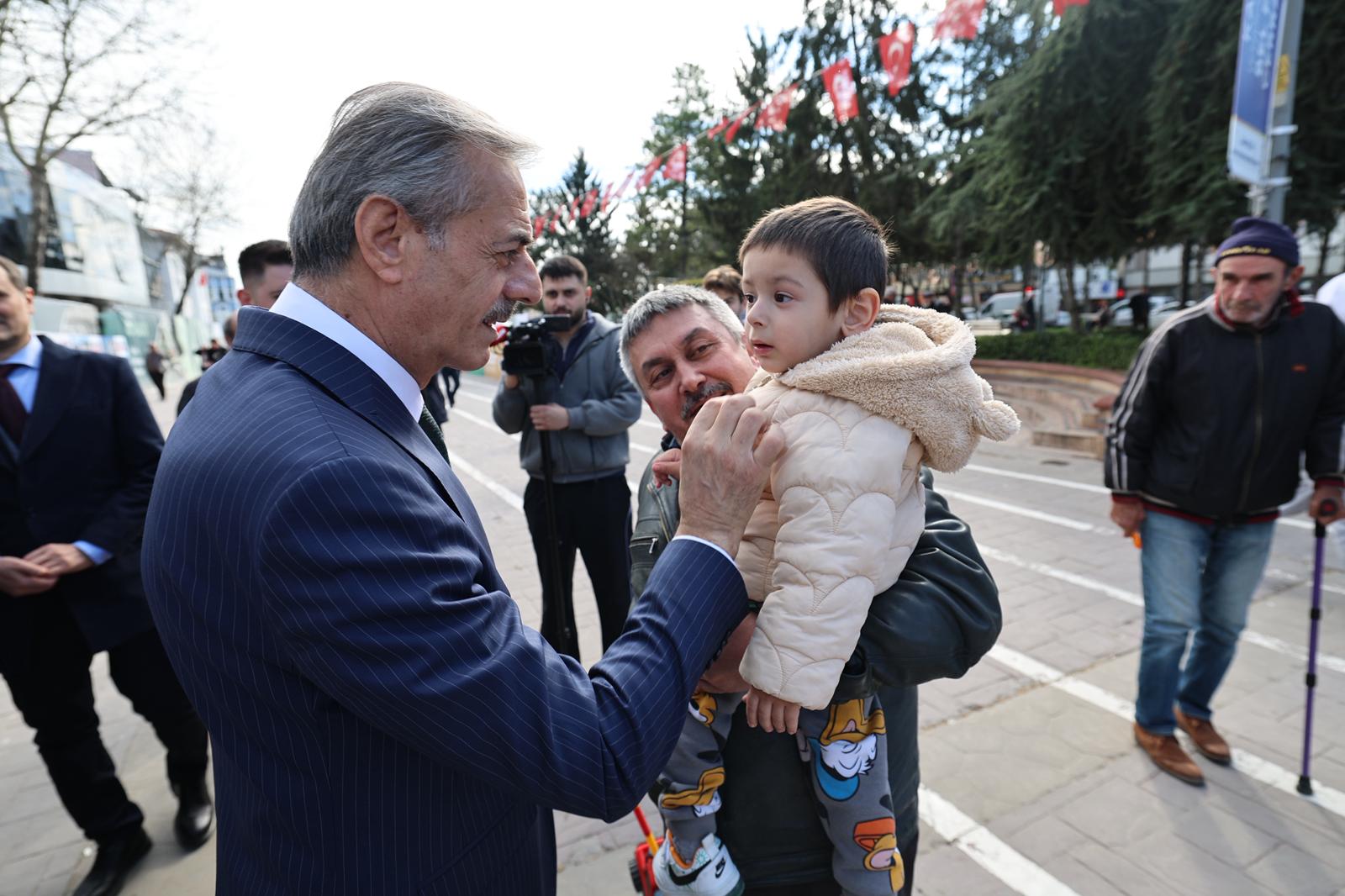 “Vatandaşlarla kucaklaştı, talepleri dinledi, Ramazan ayını tebrik etti”