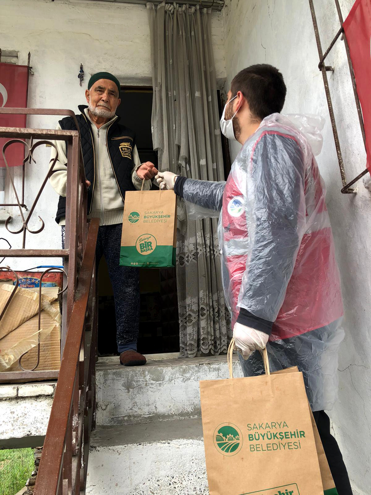 İlçelerde maske ve dezenfektan dağıtımı sürüyor