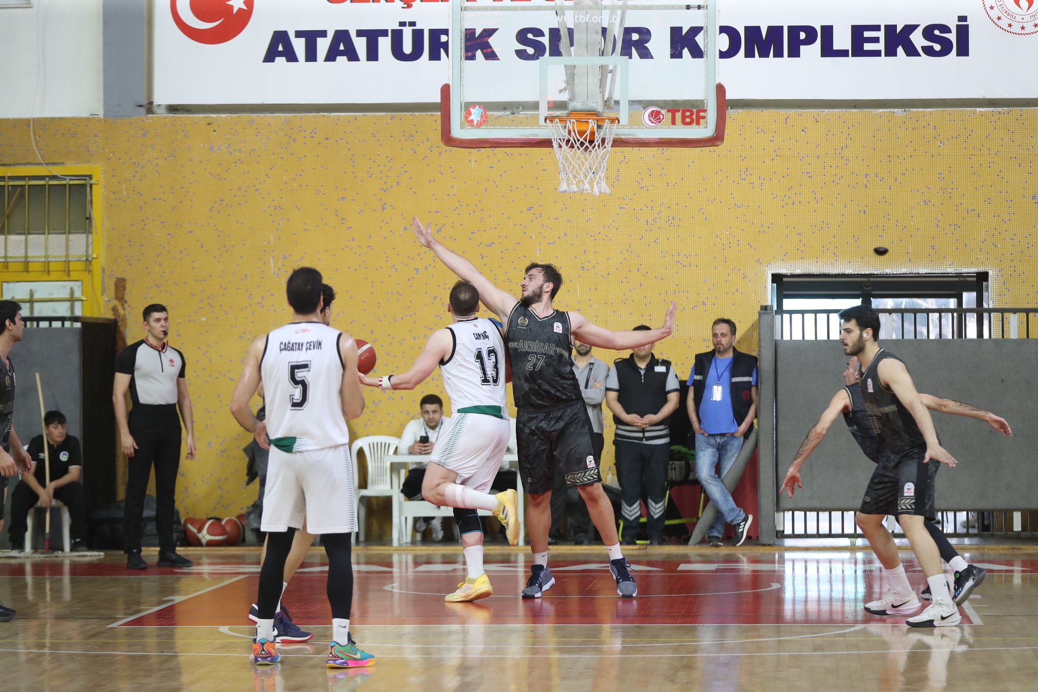 Büyükşehir basketbol taraftarı önünde turu geçti: 81-71