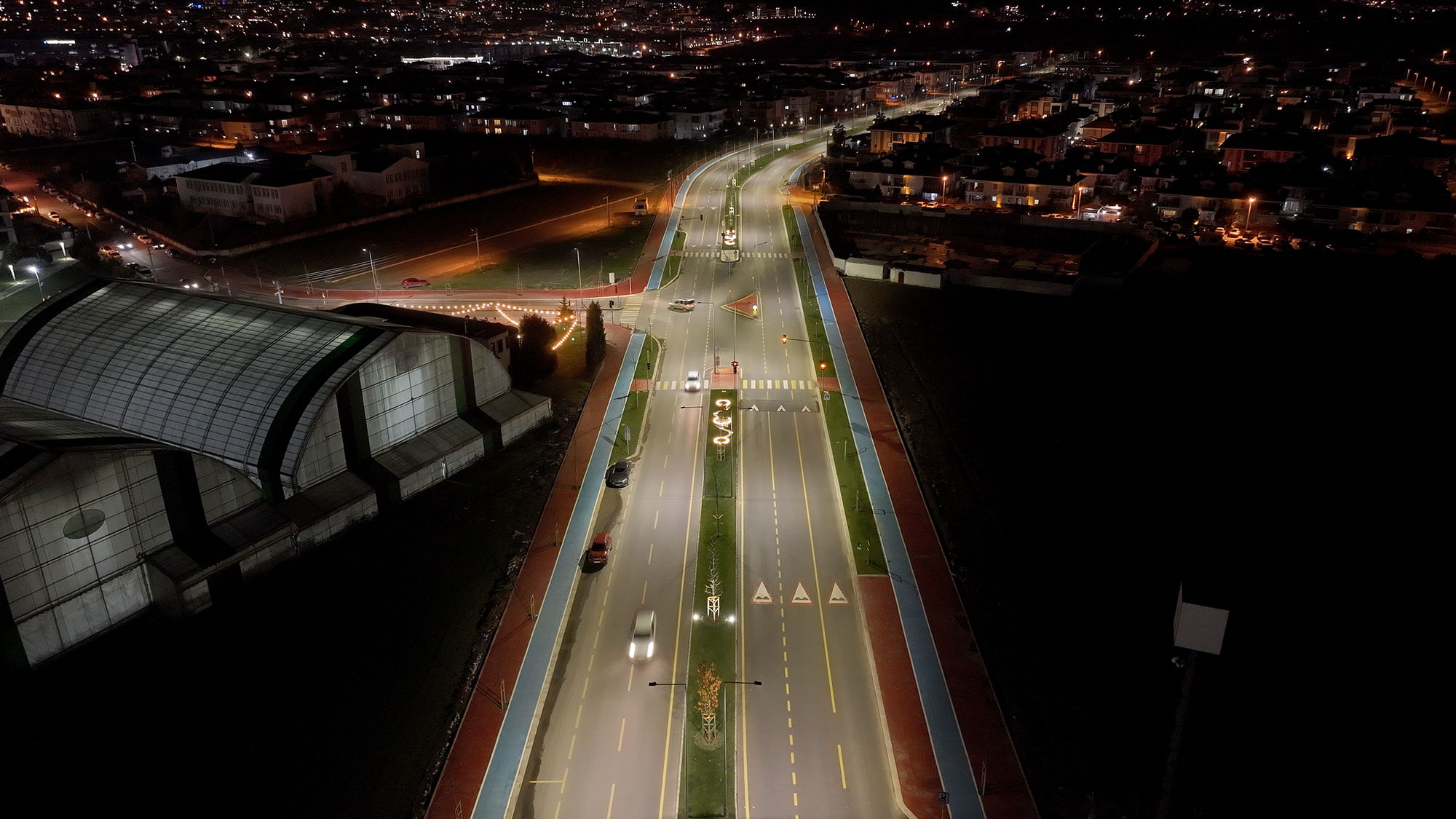 Şehrin yeni duble yolu 1. Cadde ışıl ışıl oldu