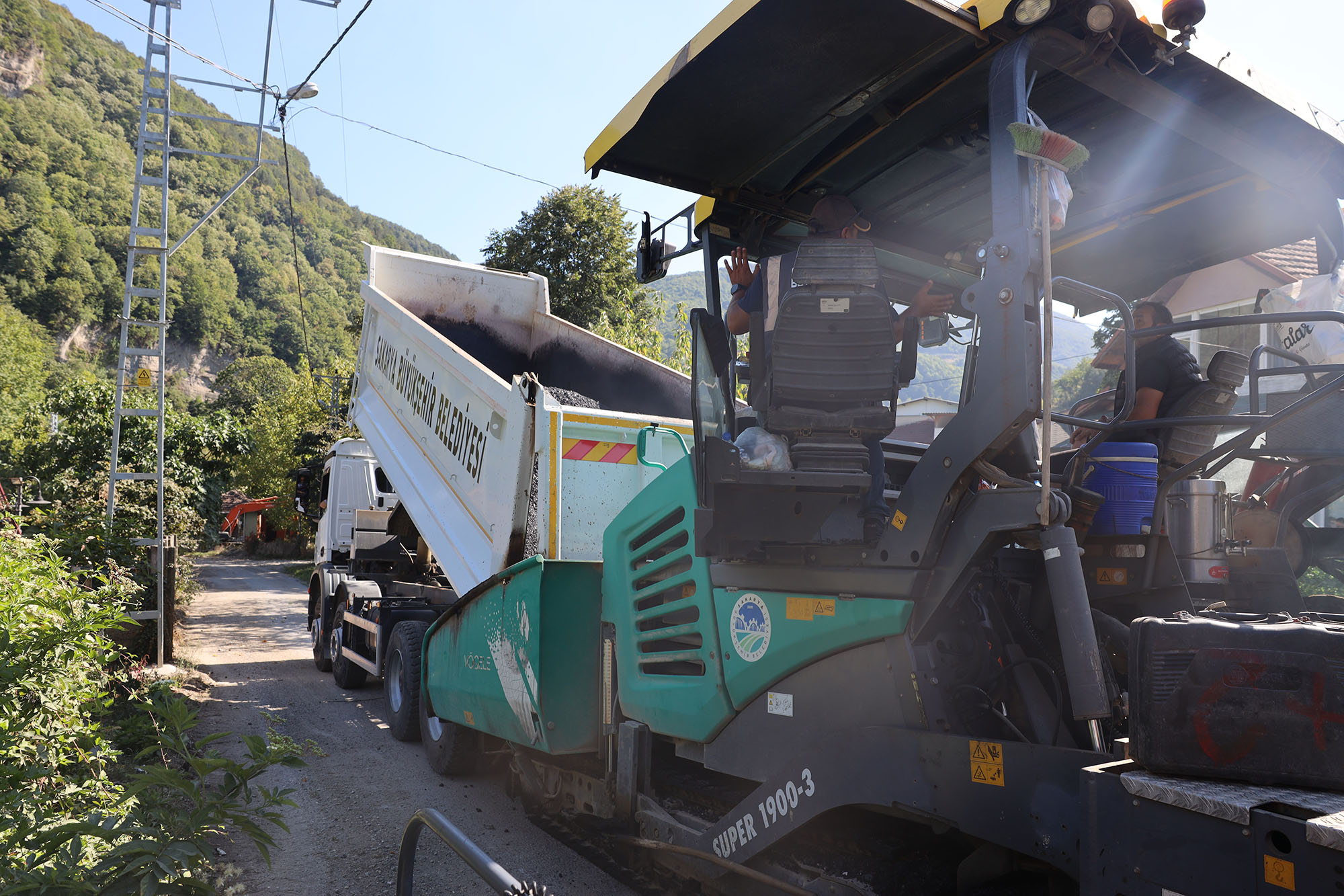 Sapanca’da yollar asfaltla yeni yüzüne kavuşuyor: İlmiye’den Fevziye’ye geçildi