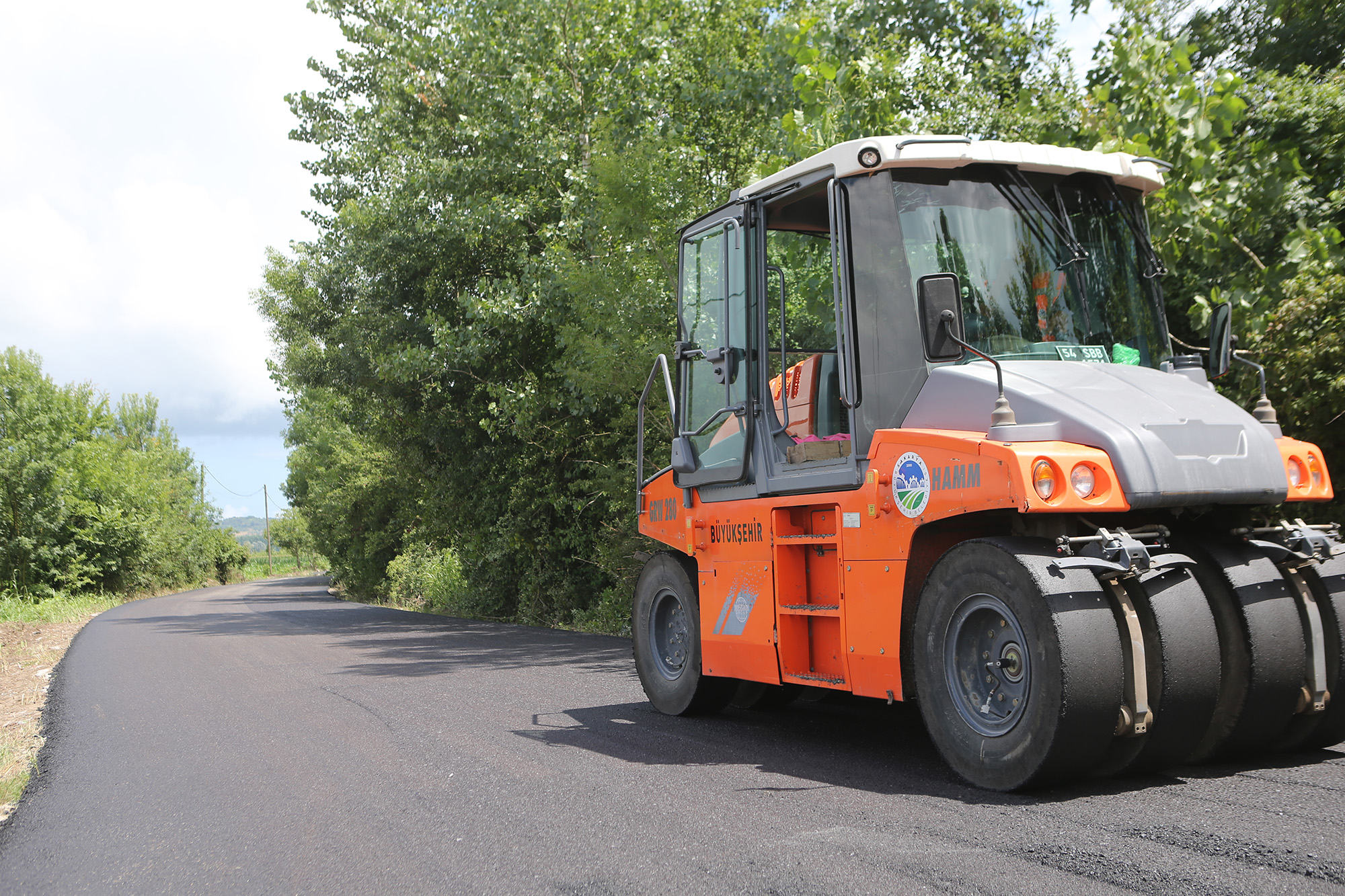 Karasu’da yollar bayrama hazırlanıyor