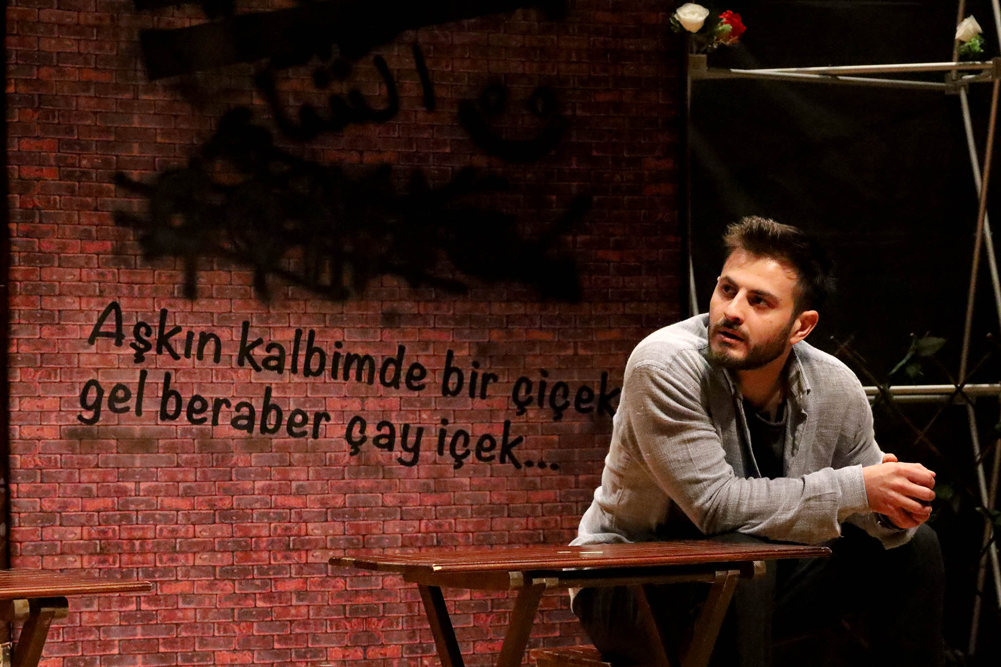 Filistin konusu tiyatro sahnesinde; hüzün ve duygu dolu anlar