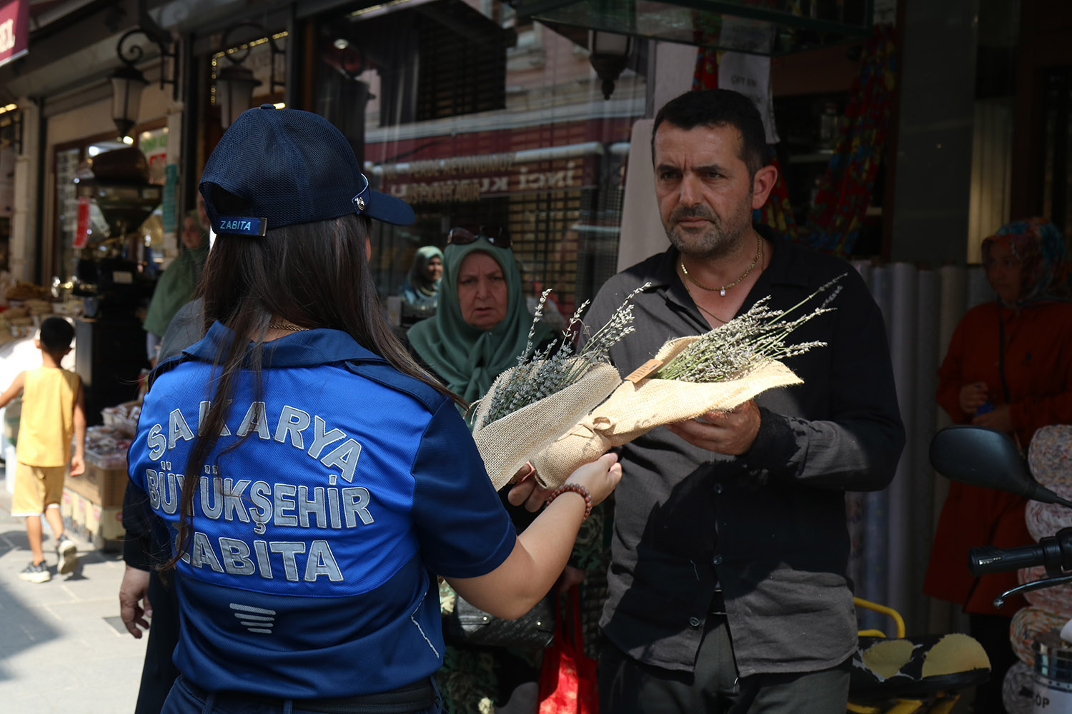 Zabıta teşkilatından esnaf ve vatandaşlara jest