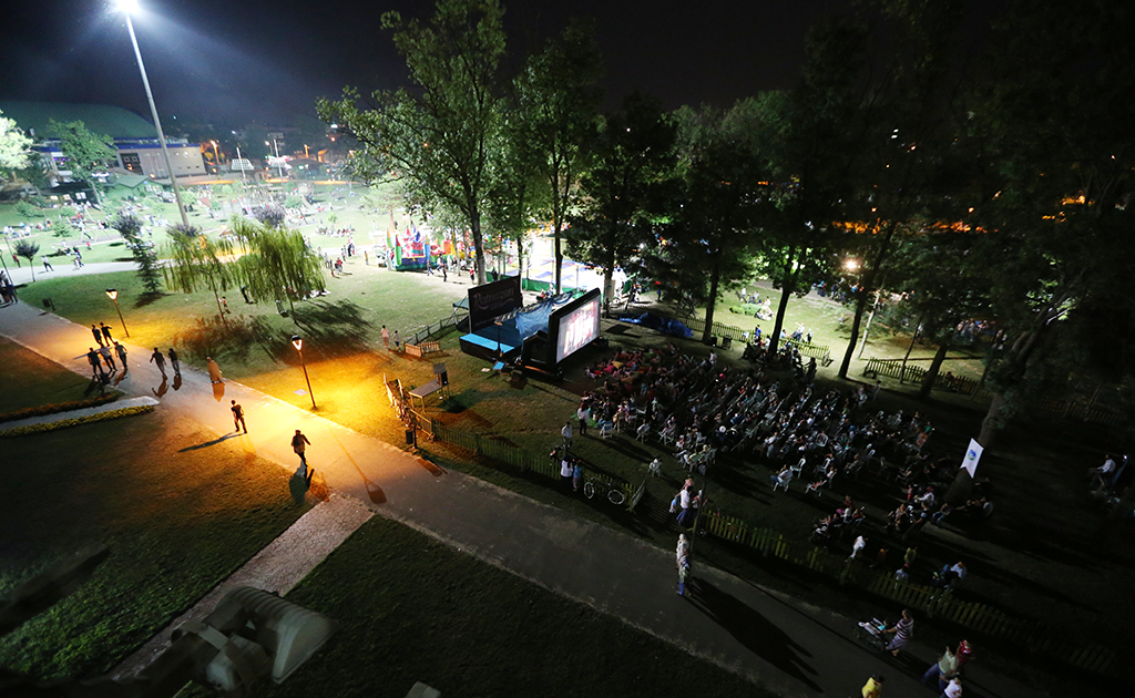 Miniklerin Açık Havada Sinema Keyfi