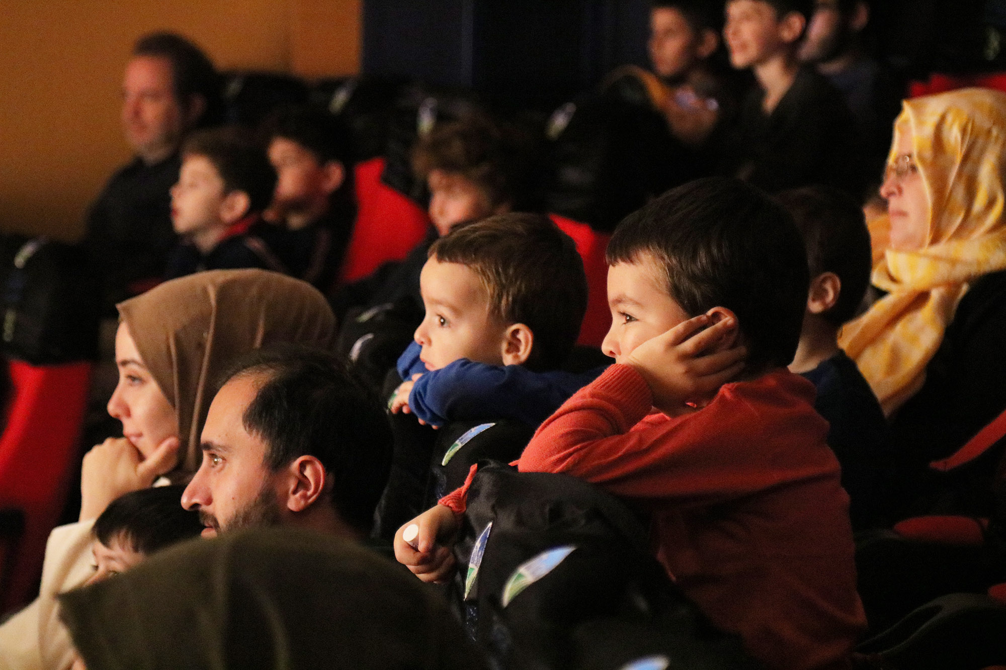 “İki Bavul Dolusu” minikler tarafından ilgiyle izlendi
