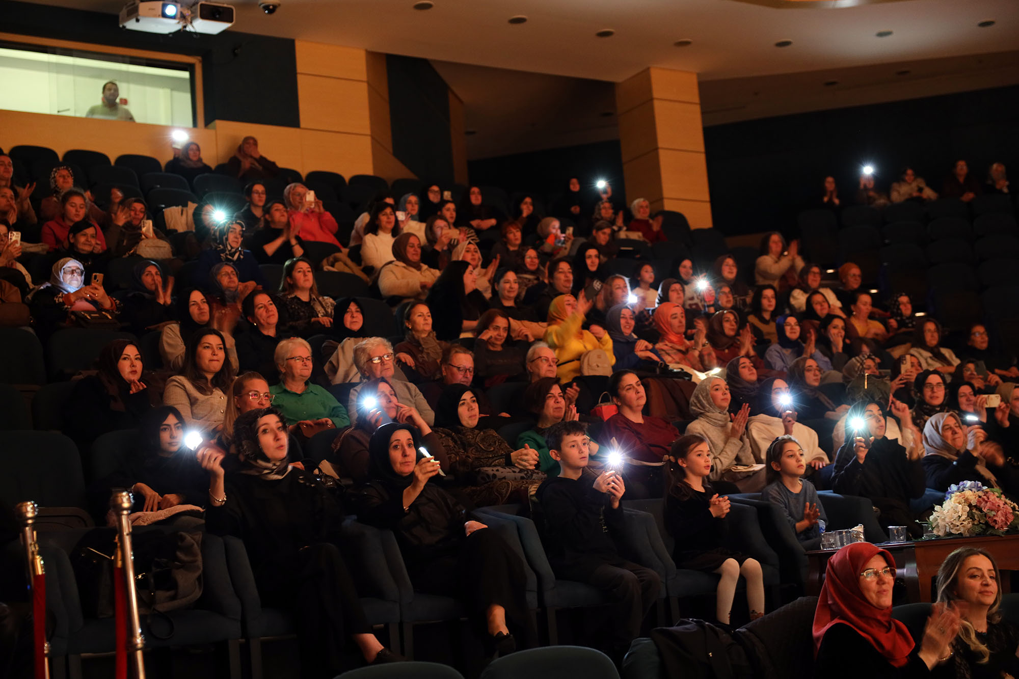 Büyükşehir’den kadınlara özel gece: “Unutulmayan Şarkılar” yoğun ilgi gördü