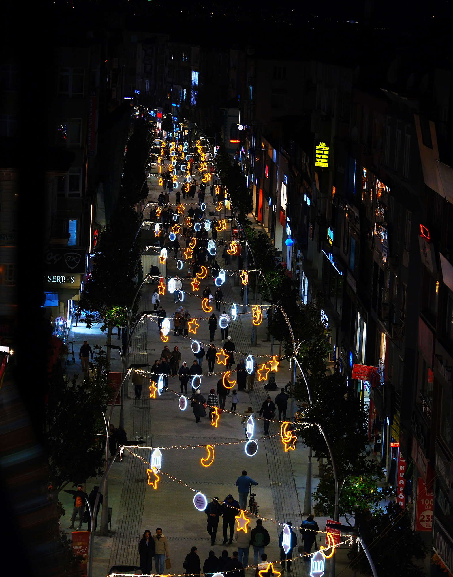 Çark Caddesi Ramazan kıyafetini giydi: Yıldız, ay ve hilal ile görsel şölen…