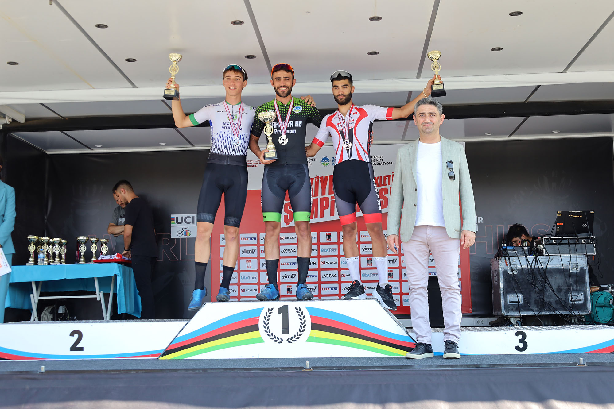 Sakarya'da nefes kesen şampiyona; Genç pedallar zirve için yarıştı