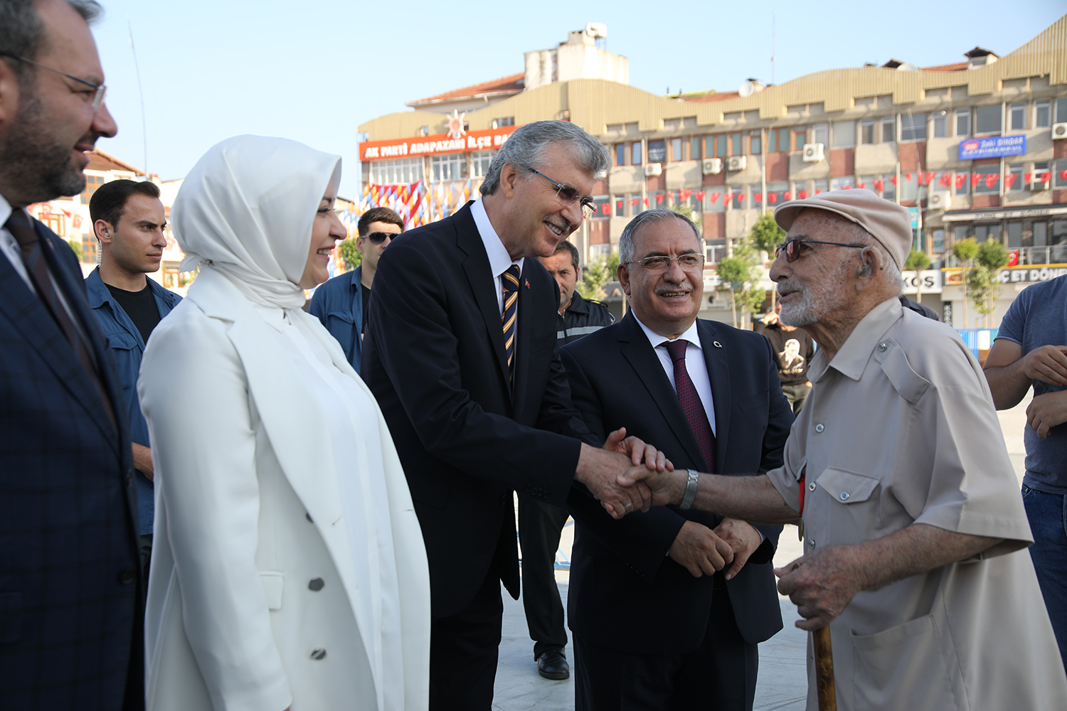 Binlerce Sakaryalı Demokrasi Meydanında bayramlaştı