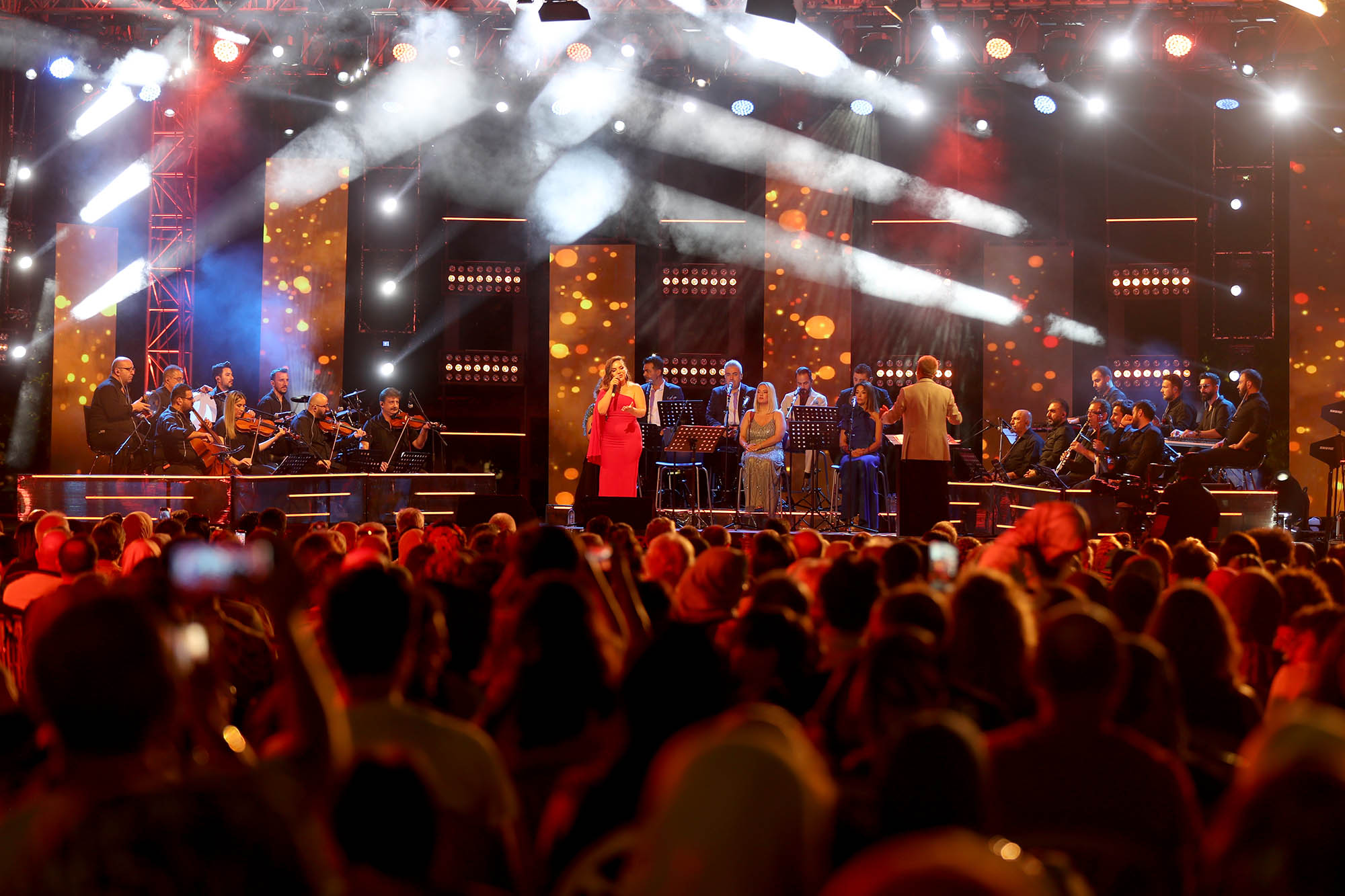 Yazın en büyük festivali şölen tadında başladı: Millet Bahçesi sahne ışıklarıyla aydınlandı