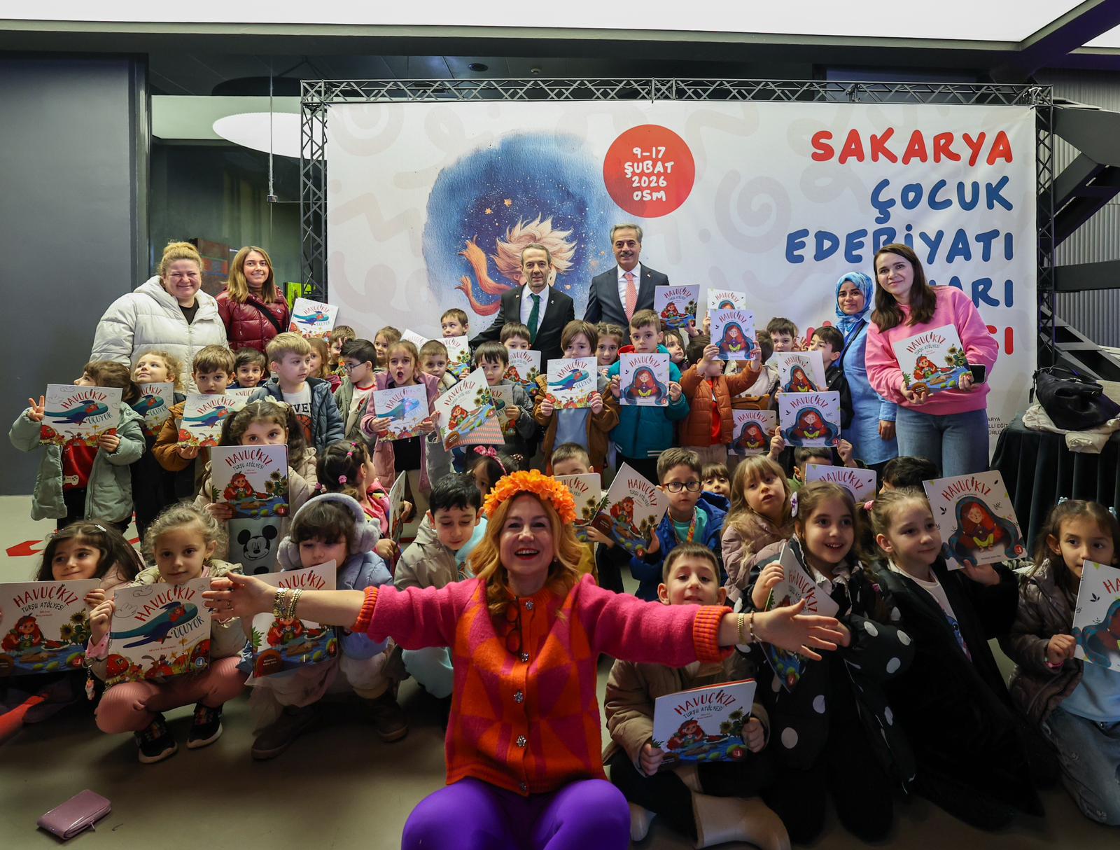 Sakarya'da çocukların 'ufkuna' ışık olacak edebiyat fuarı başladı: İlk günden binlerce misafir akın etti...