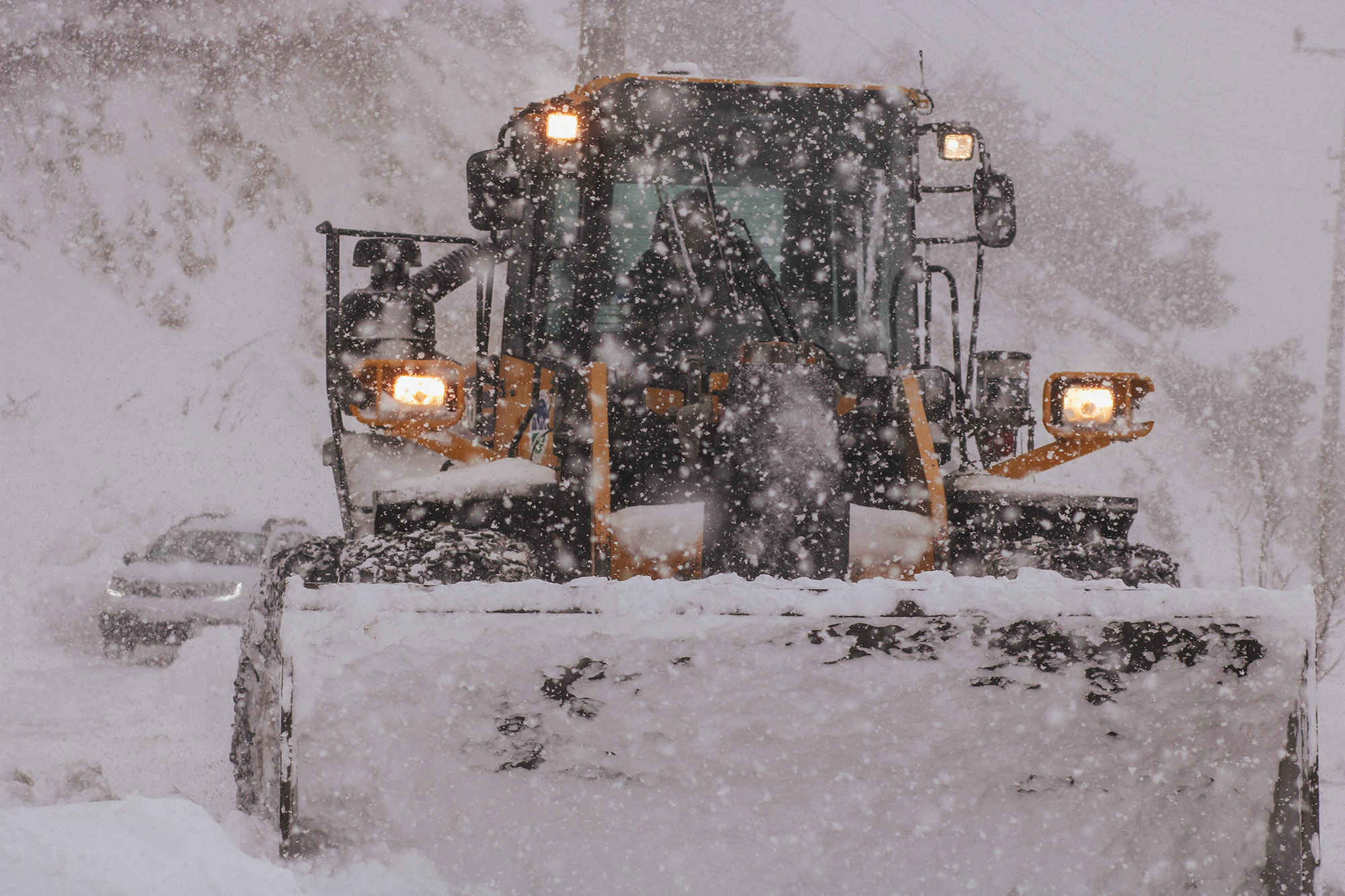 Büyükşehir’den acil müdahale: Karda mahsur kalan hastaya ulaşıldı