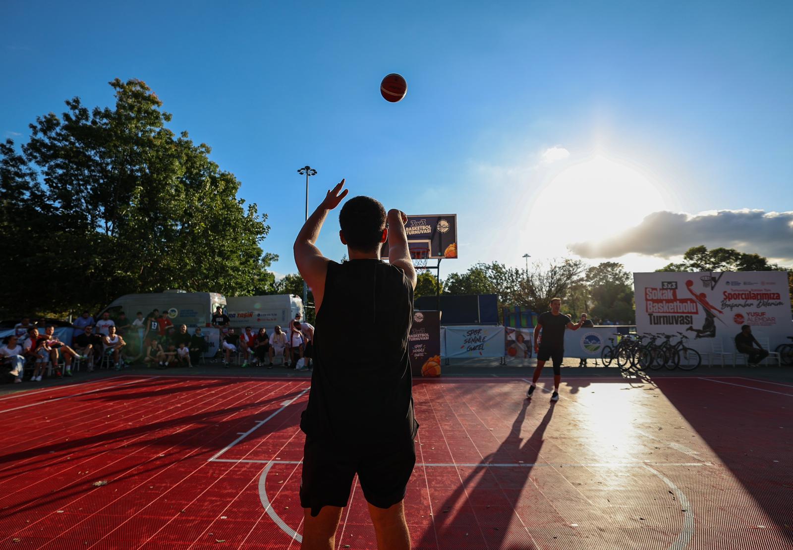 Sokakta basketbol şöleni: Tribünler doldu, heyecan zirve yaptı