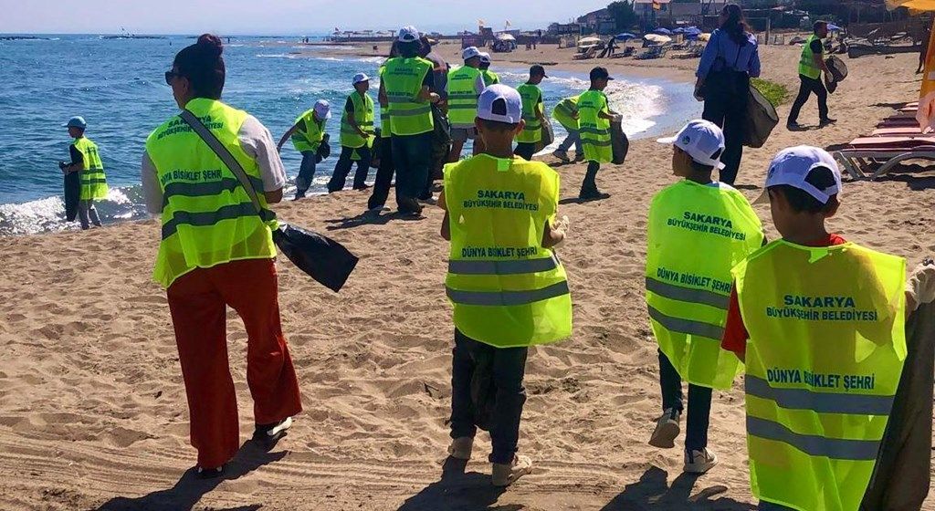 İsveç’te başlayan ‘plogging’ akımı Karasu Sahili’ne ulaştı: Elde poşetlerle baştan sona kadar… 