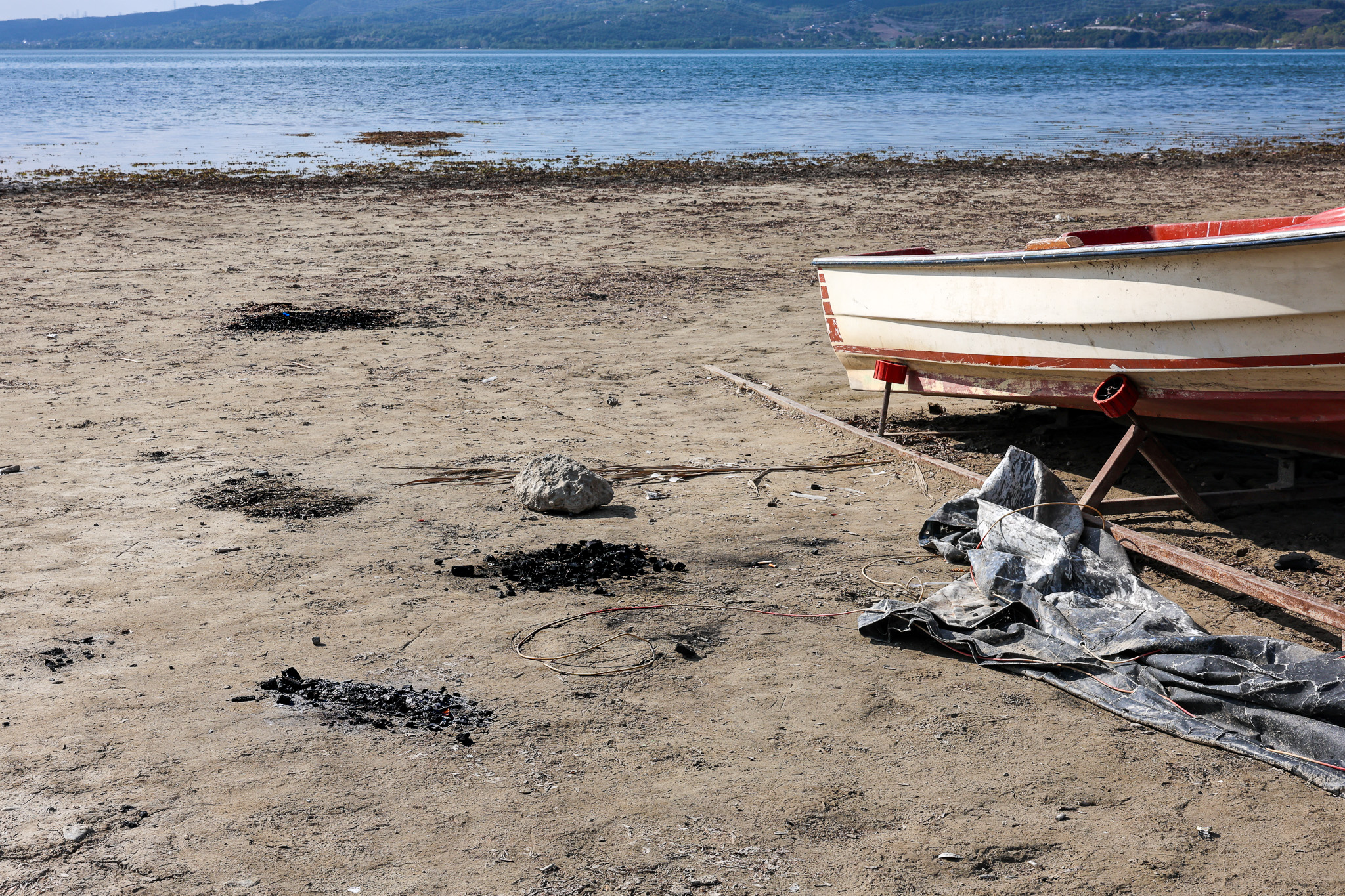 Sapanca Gölü çevresinden 2 ton çöp toplandı