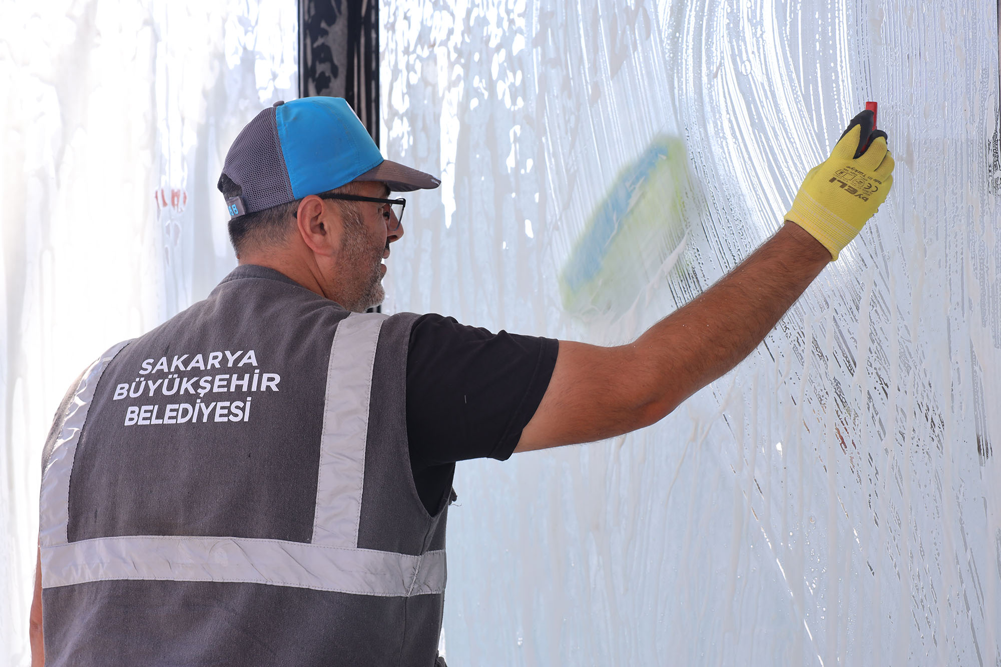 Büyükşehir ekipleri 16 ilçede durakları tek tek temizliyor