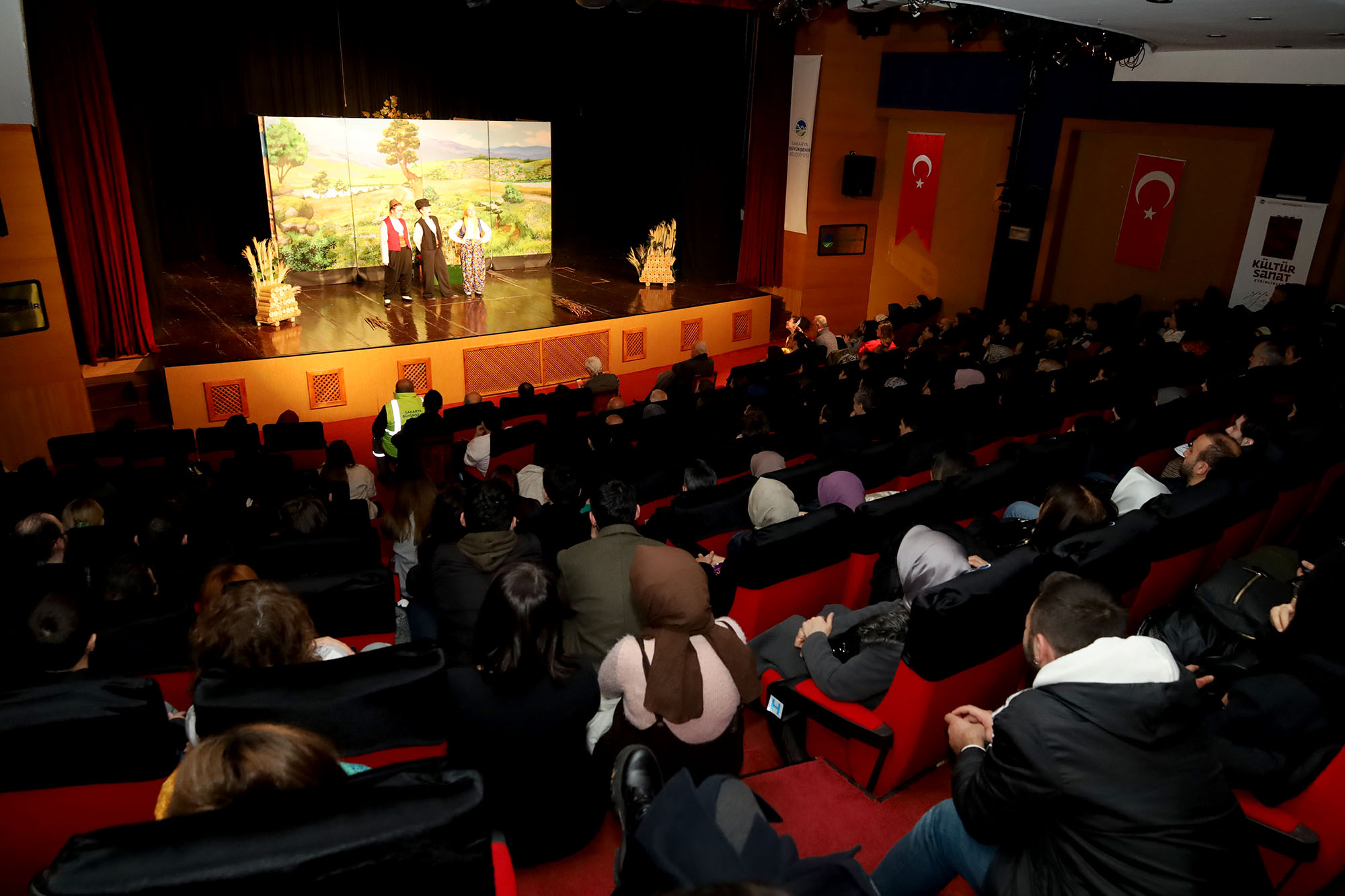 “Zoraki Takip” AKM’de kahkahalarla geçti