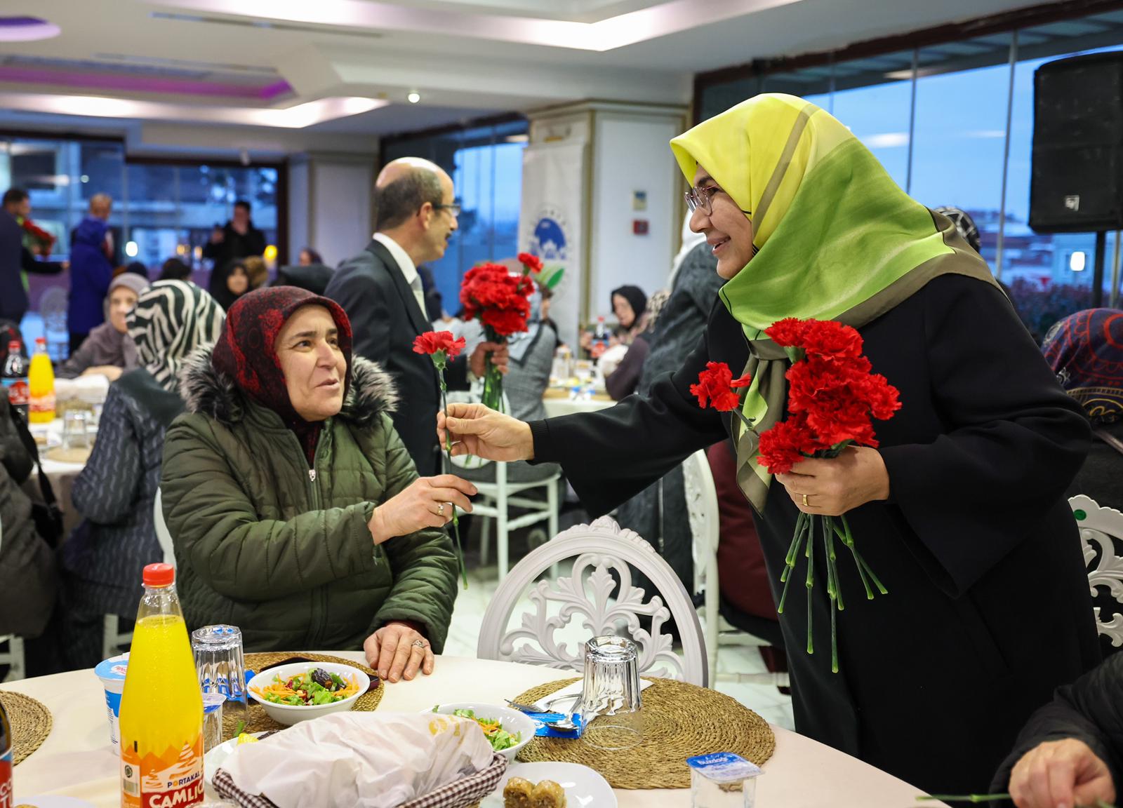 “Başımızın tacı büyüklerimizi asla yalnız bırakmayacağız”