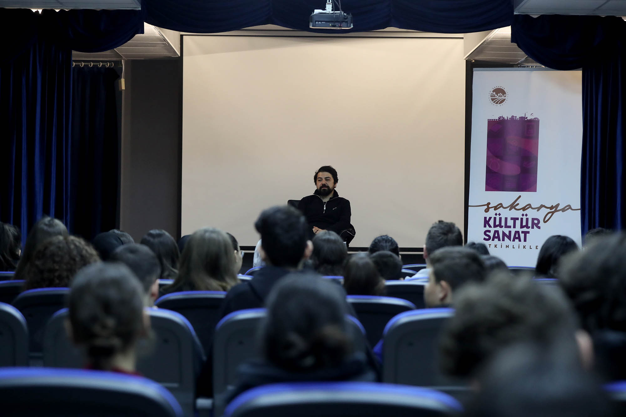 “Roman dünyamızın duygusal ve sosyal labirentine ayna tutar”