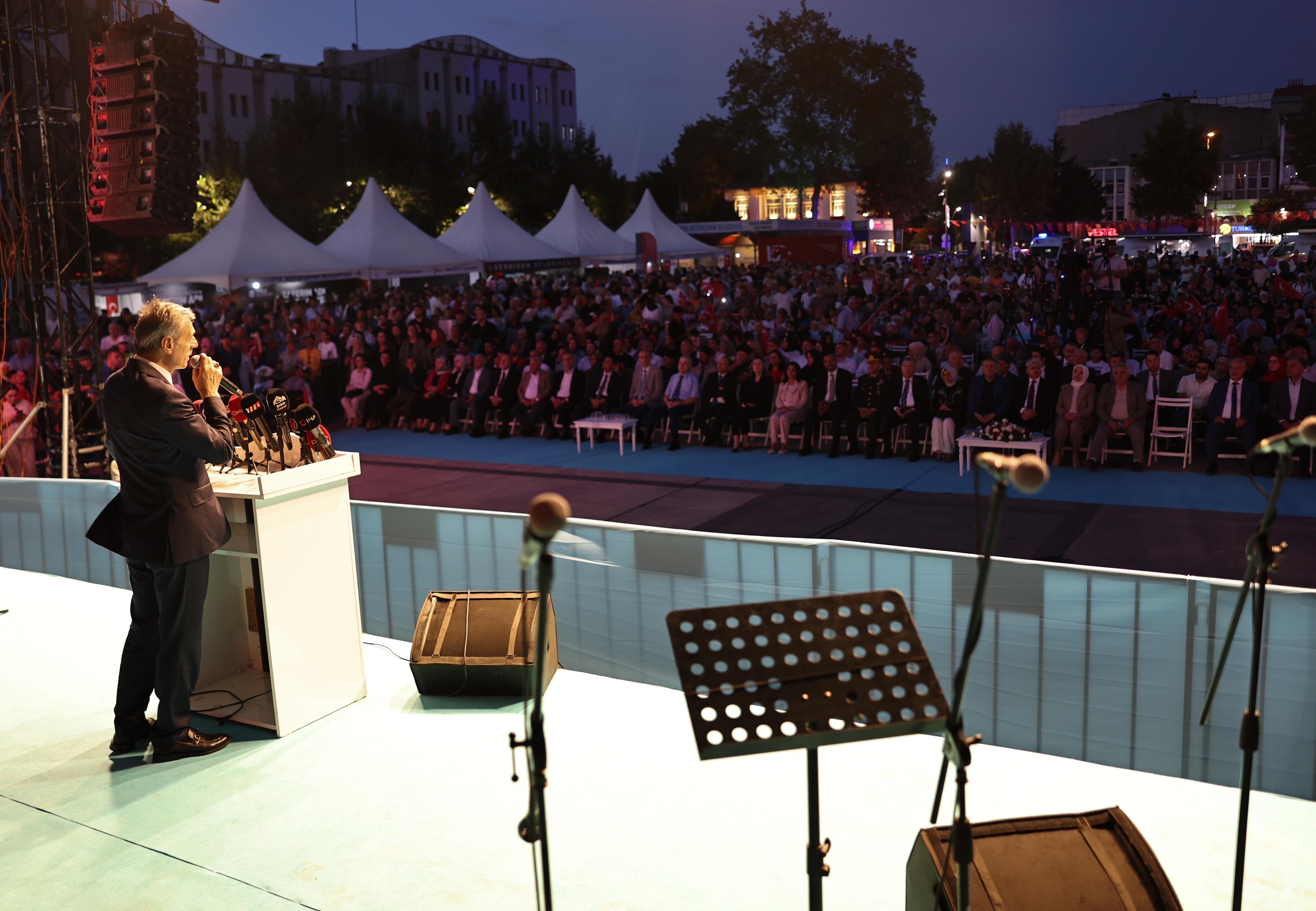 “O gece dünya, inananların vatan uğruna neler yapabileceğini izledi”