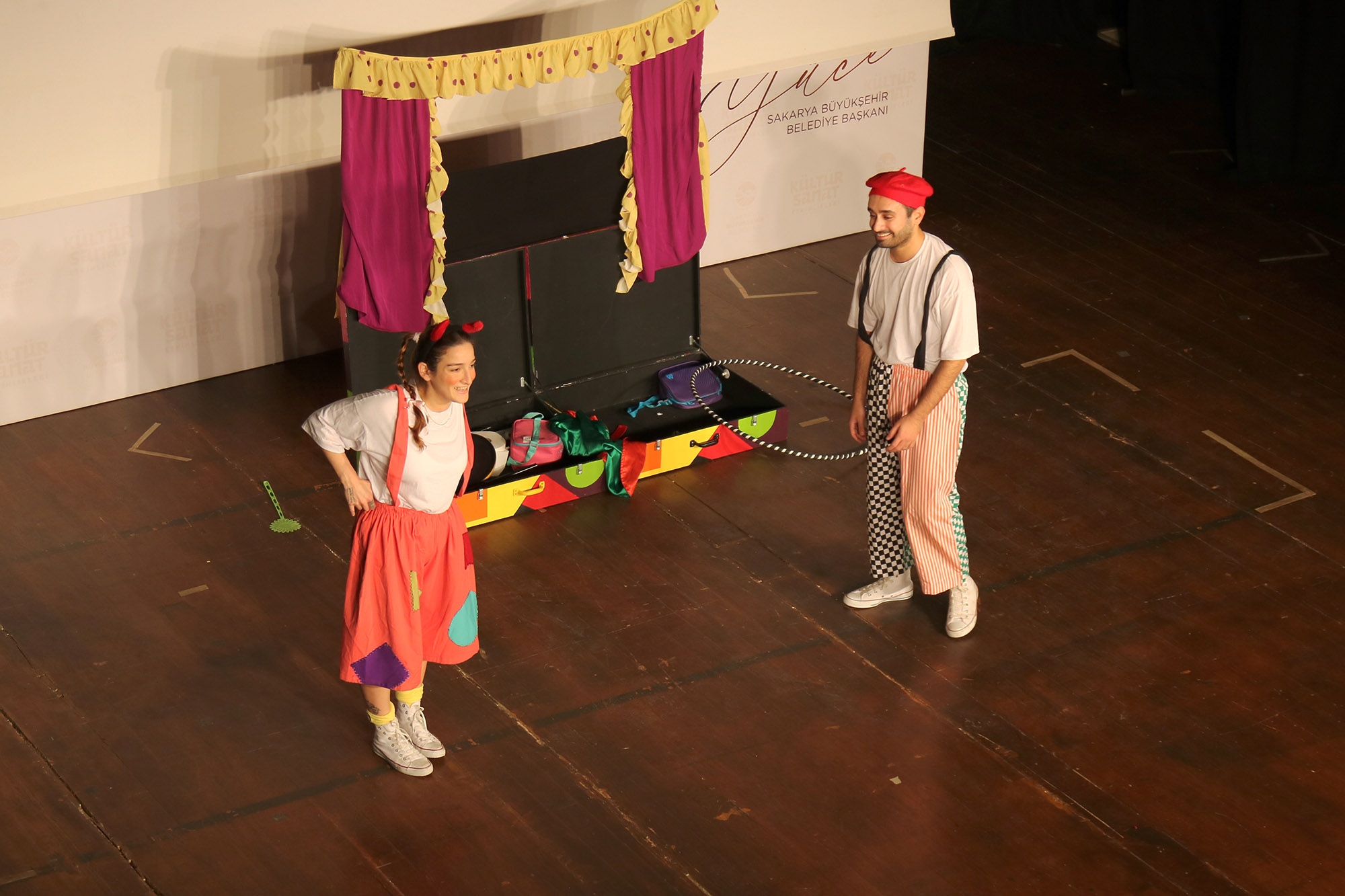 “İki Bavul Dolusu” minikler tarafından ilgiyle izlendi