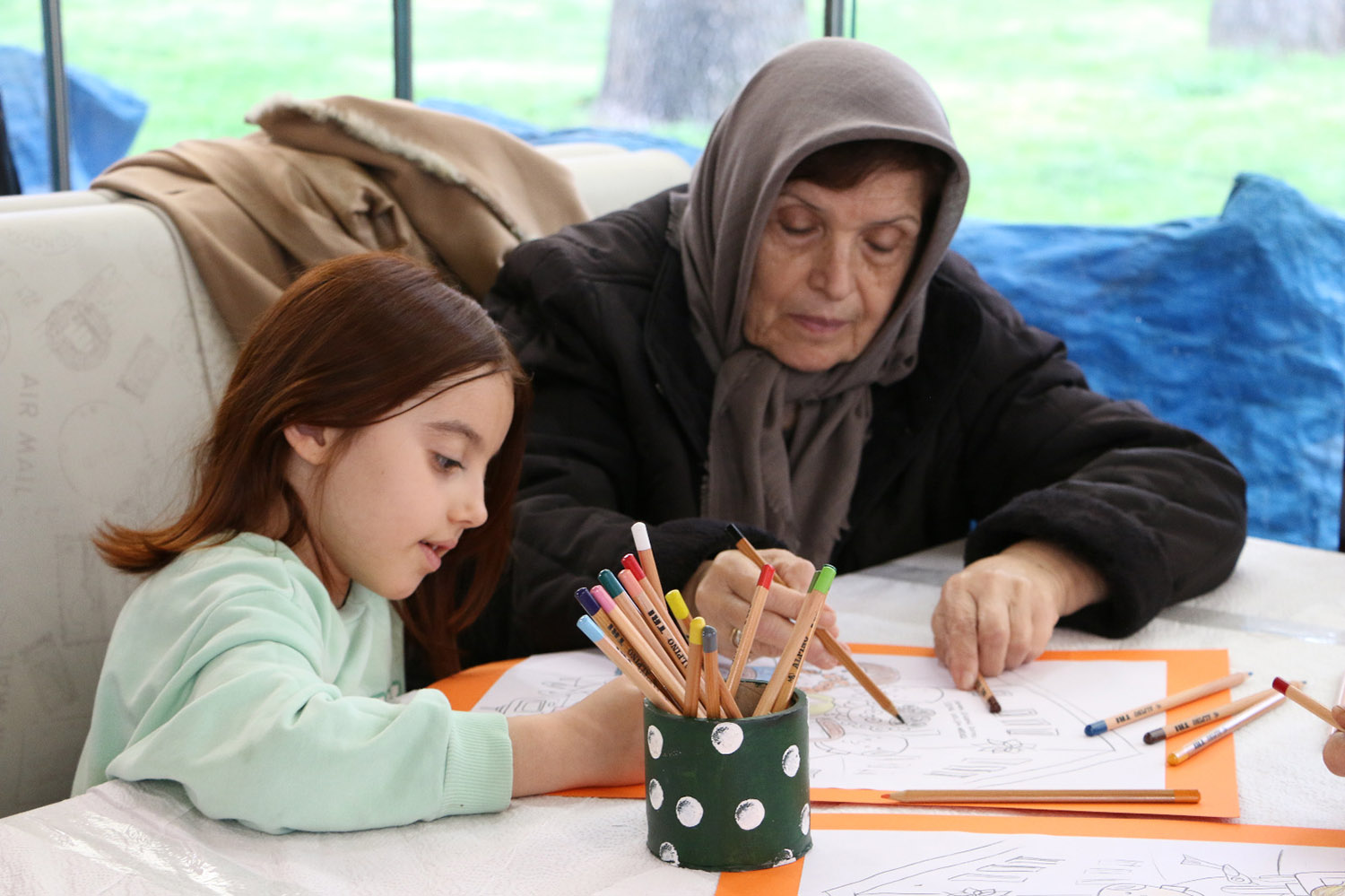 Çocuklar YADEM’de yaşlılarla resim yaptı