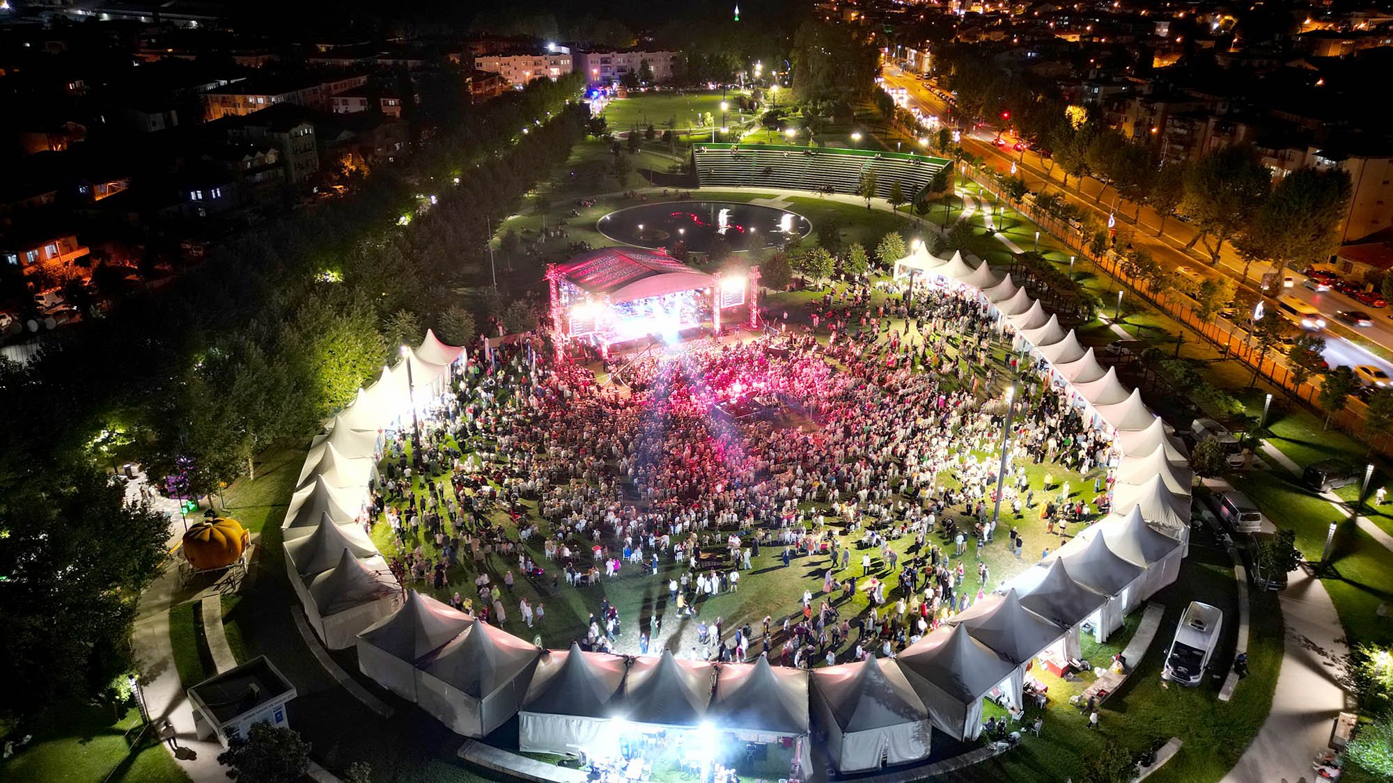 Yazın en büyük festivali şölen tadında başladı: Millet Bahçesi sahne ışıklarıyla aydınlandı