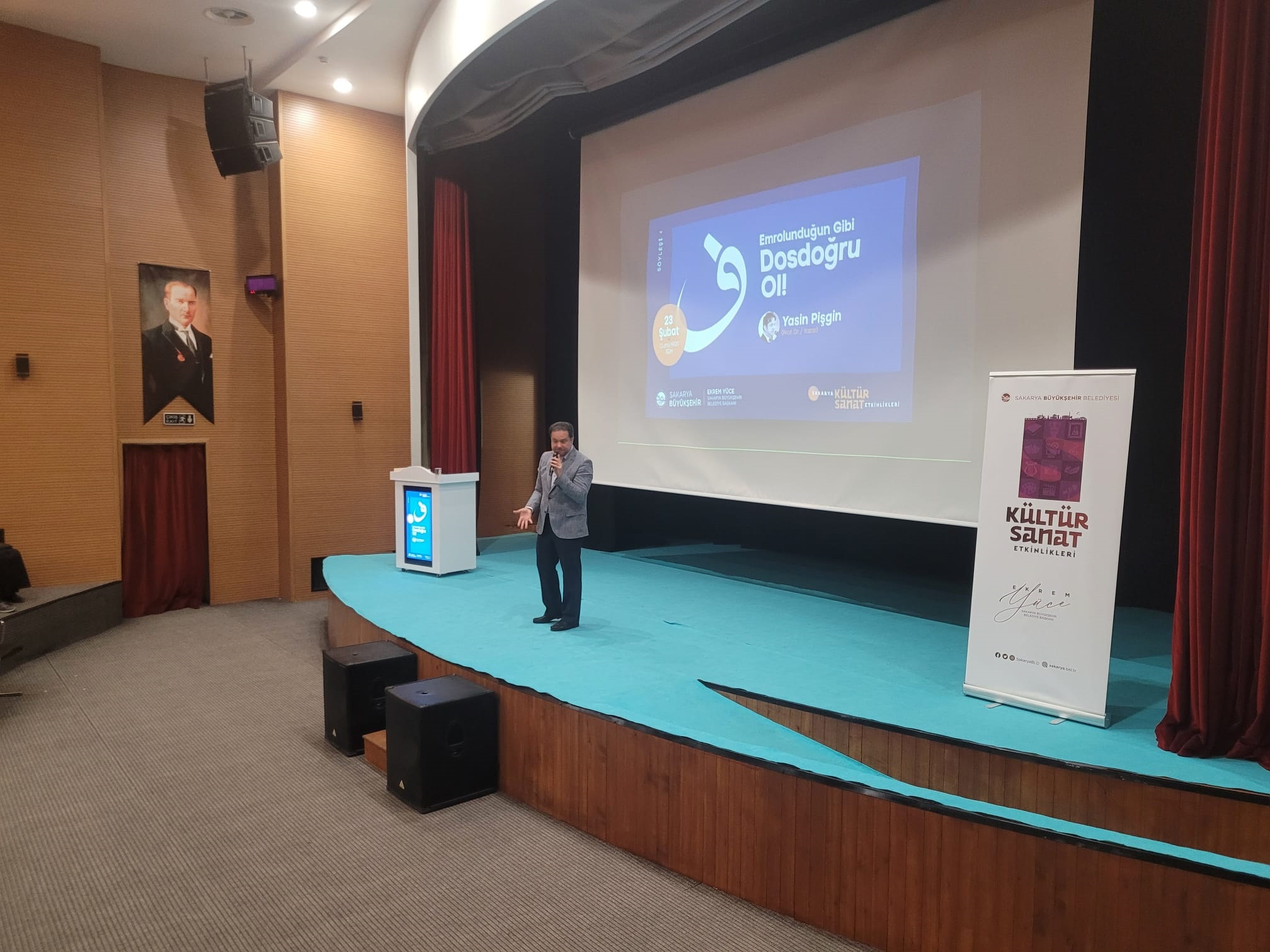 Ünlü yazar Prof. Dr. Yasin Pişgin’e yoğun ilgi: “Emrolunduğun gibi dosdoğru ol”