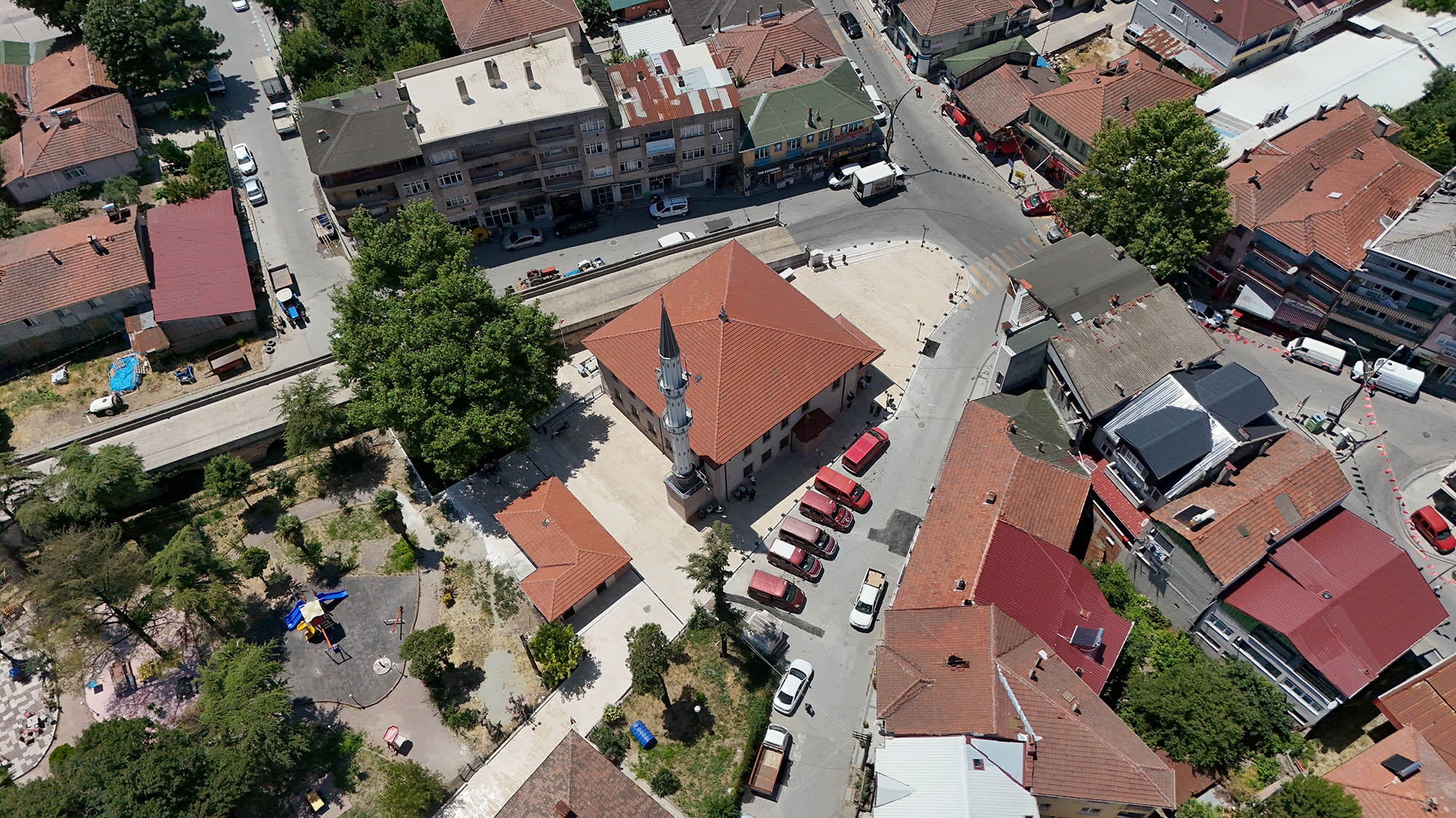 Alifuatpaşa Merkez Camii'nin çevresi yepyeni bir görünüme kavuştu